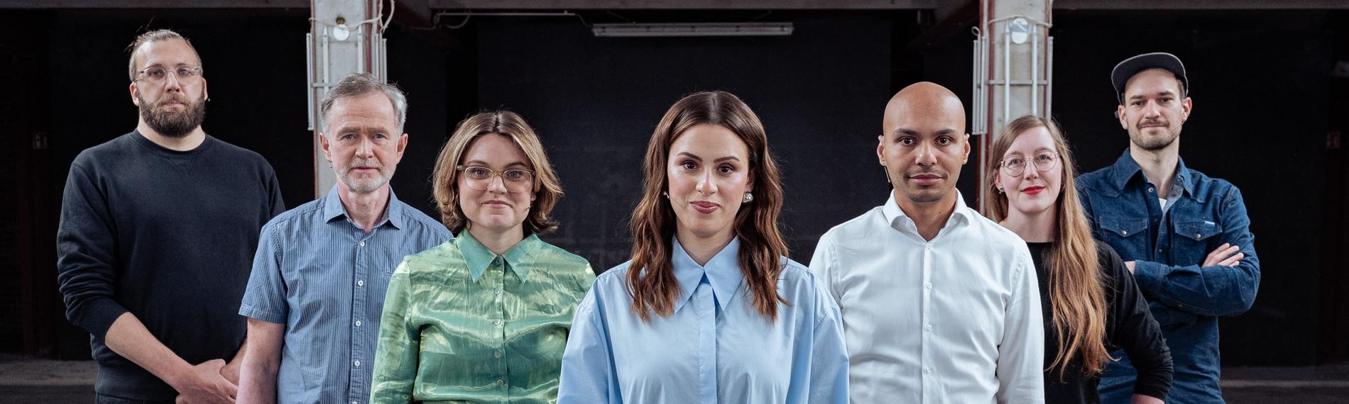 Die Gäste der Sendung stehen auf dem Spielfeld mit Moderatorin Salwa Houmsi.