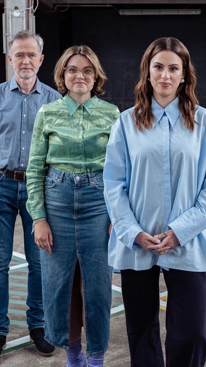 Die Gäste der Sendung stehen auf dem Spielfeld mit Moderatorin Salwa Houmsi.