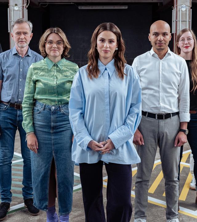 Die Gäste der Sendung stehen auf dem Spielfeld mit Moderatorin Salwa Houmsi.