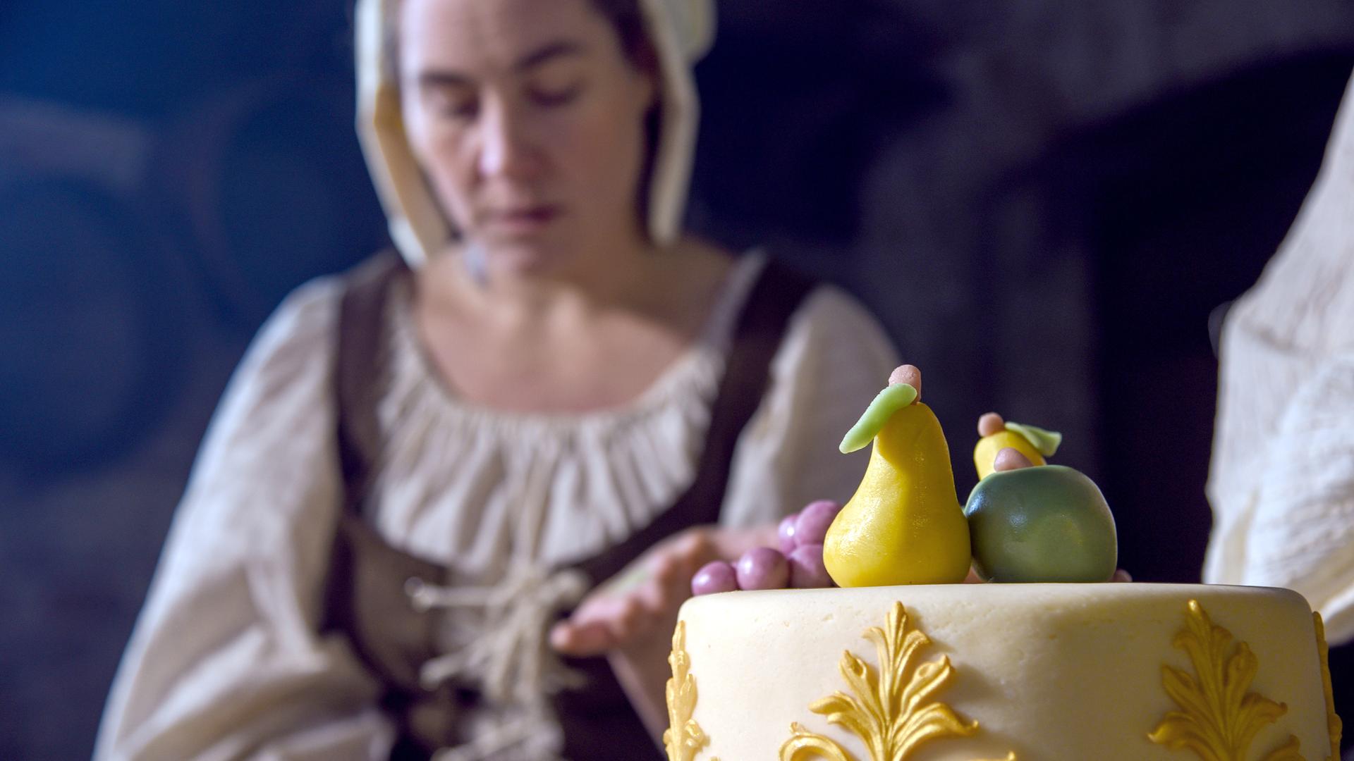 Festtagstorte wird von dem Gesinde für die Weihnacht der Herrschaften zubereitet. 