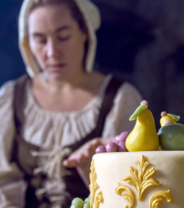 Festtagstorte wird von dem Gesinde für die Weihnacht der Herrschaften zubereitet. 