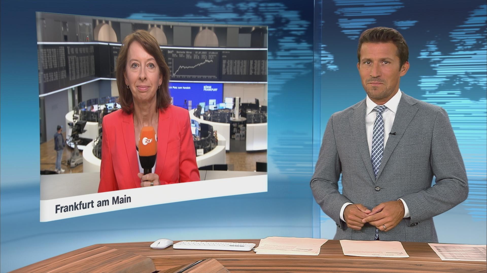 ZDF-Börsenexpetin Stephanie Barrett im Gespräch mit Moderator Christopher Wehrmann.