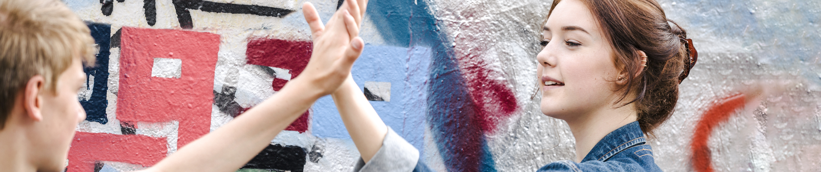 Ein Junge und ein Mädchen reichen sich die Hände