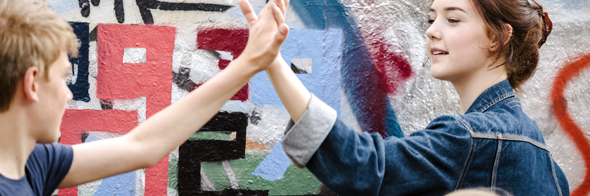 Ein Junge und ein Mädchen reichen sich die Hände