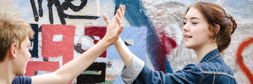 Ein Junge und ein Mädchen reichen sich die Hände