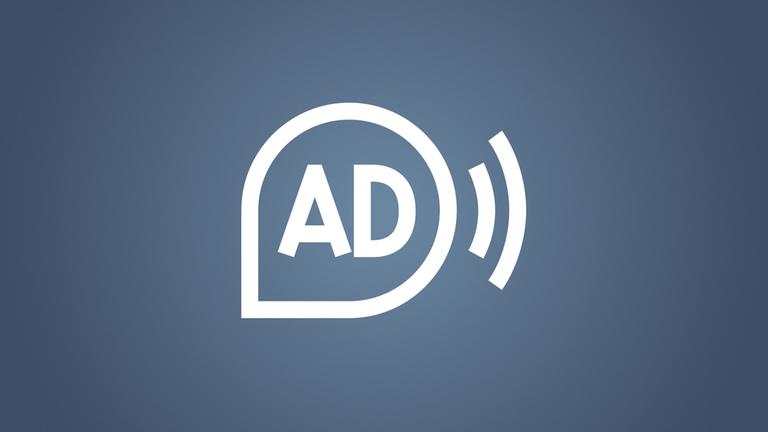 Stilisiertes weißes Icon für Audiodeskription auf blauem Grund: Eine Auge mit einer Sprechblase daneben