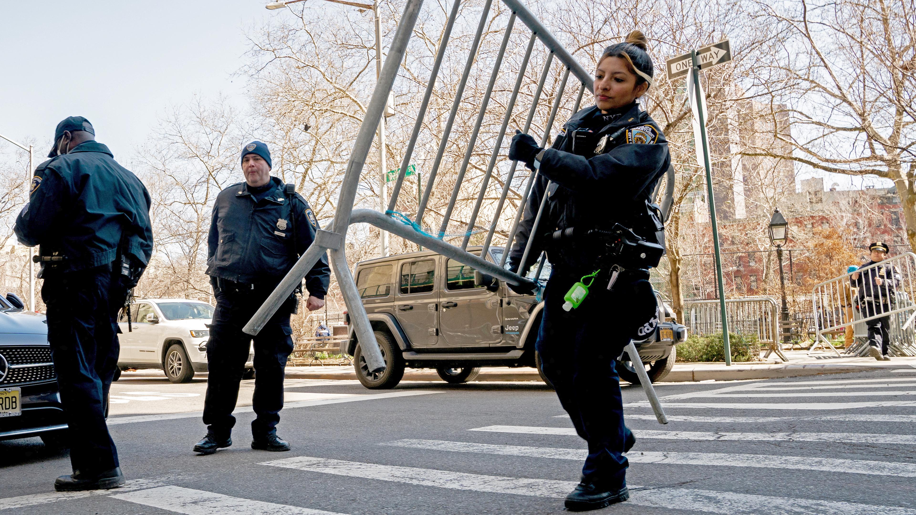 Polizeibeamte errichten Barrikaden vor dem Strafgericht von Manhattan, aufgenommen am 20.03.2023