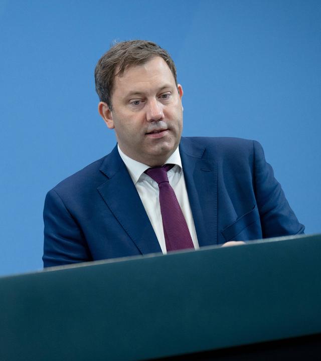 Lars Klingbeil, Vizekanzler und Bundesfinanzminister, sowie Bärbel Bas, Bundesarbeitsministerin, beim Pressestatement im Bundeskanzleramt, SPD Berlin.