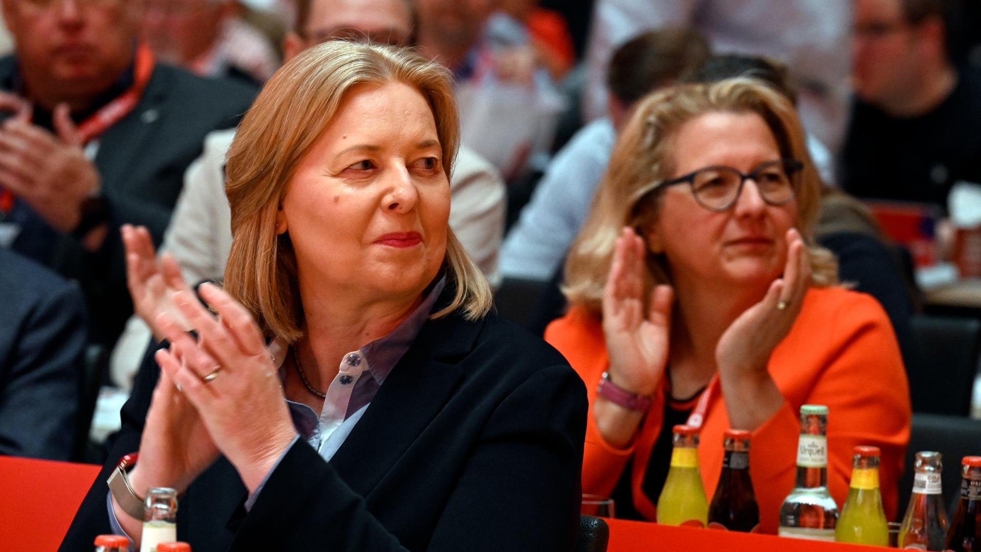 Bärbel Bas (SPD), Bundesarbeitsministerin, nimmt am Landesparteitag der SPD in Nordrhein-Westfalen in der Mercatorhalle teil. Im Hintergrund sitzt die ehemalige Entwicklungsministerin Svenja Schulze.