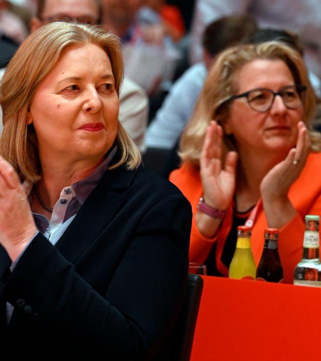 Bärbel Bas (SPD), Bundesarbeitsministerin, nimmt am Landesparteitag der SPD in Nordrhein-Westfalen in der Mercatorhalle teil. Im Hintergrund sitzt die ehemalige Entwicklungsministerin Svenja Schulze.