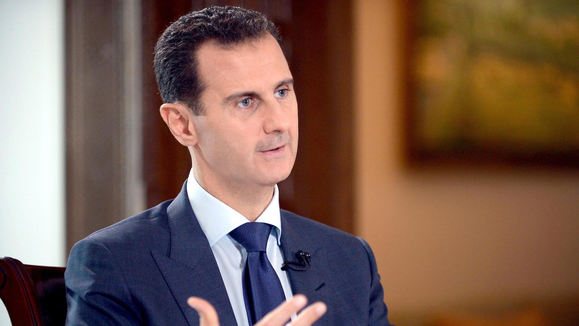 Bashar al-Assad gestikulierend
