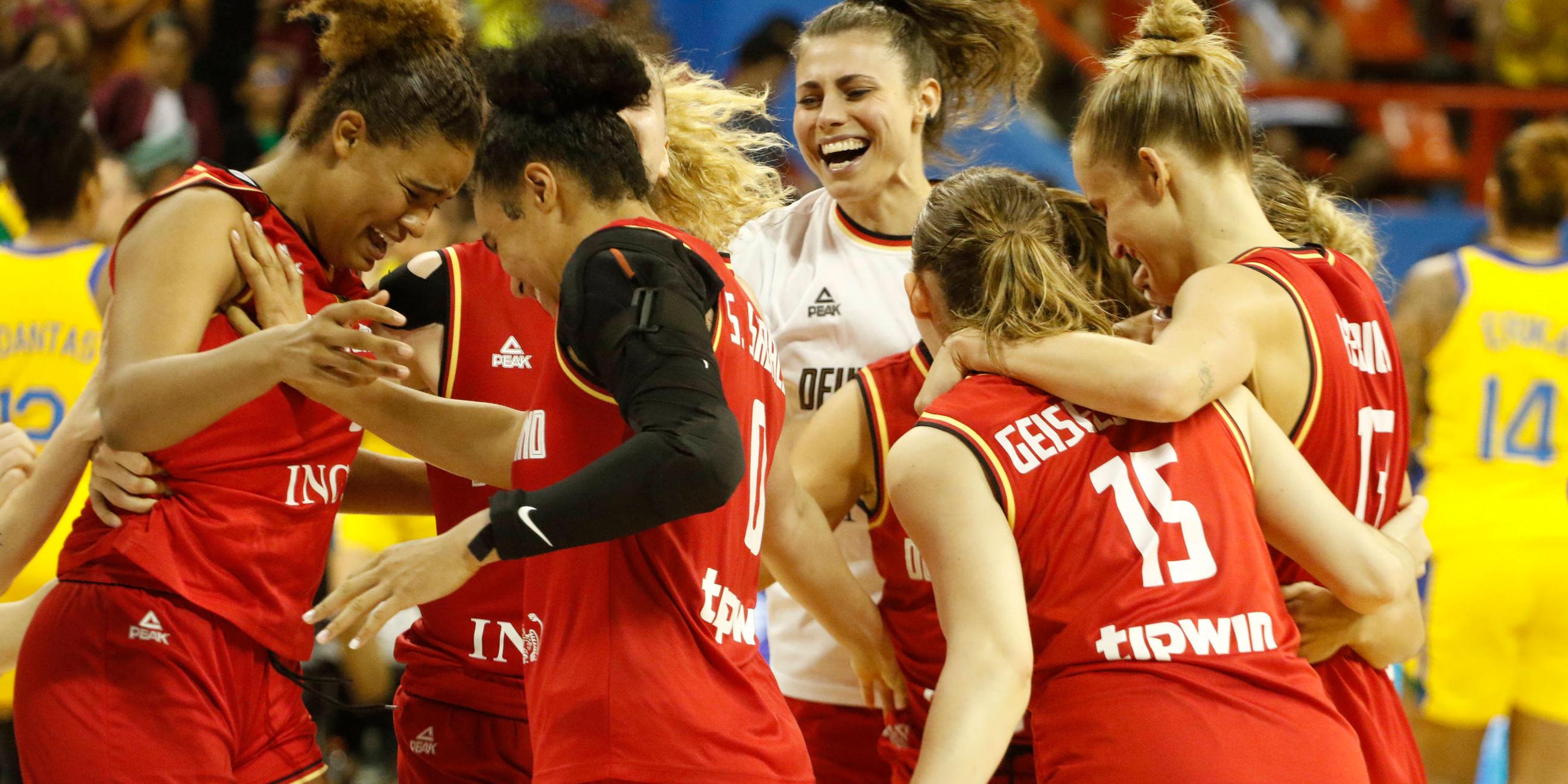 Deutschlands Basketballerinnen bejubeln den Sieg über Brasilien und die geschaffte Olympiaqualifikation am 12.2.2024