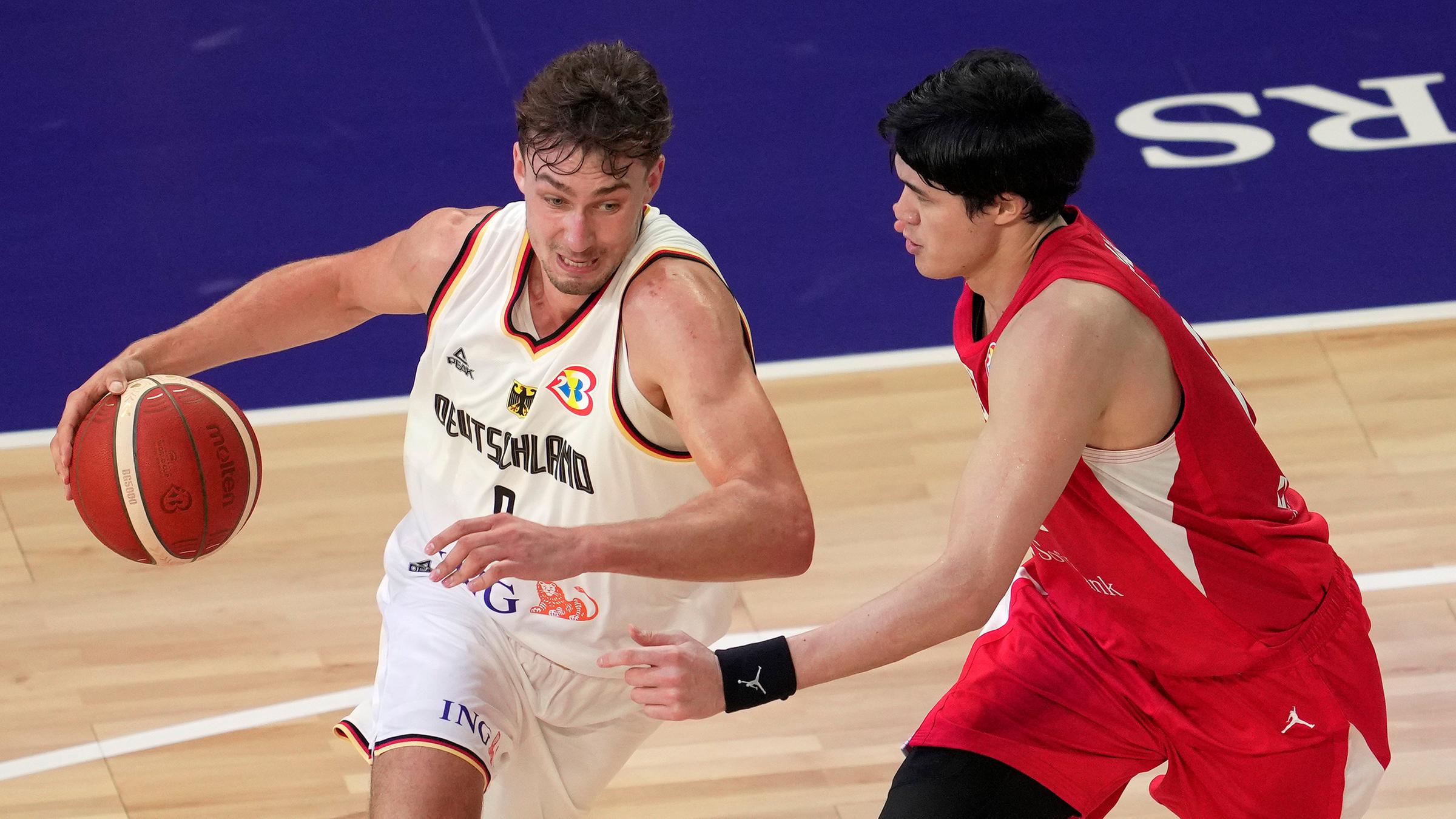 Franz Wagner (Deutschland) und Yuta Watanabe (Japan) kämpfen um den Ball.