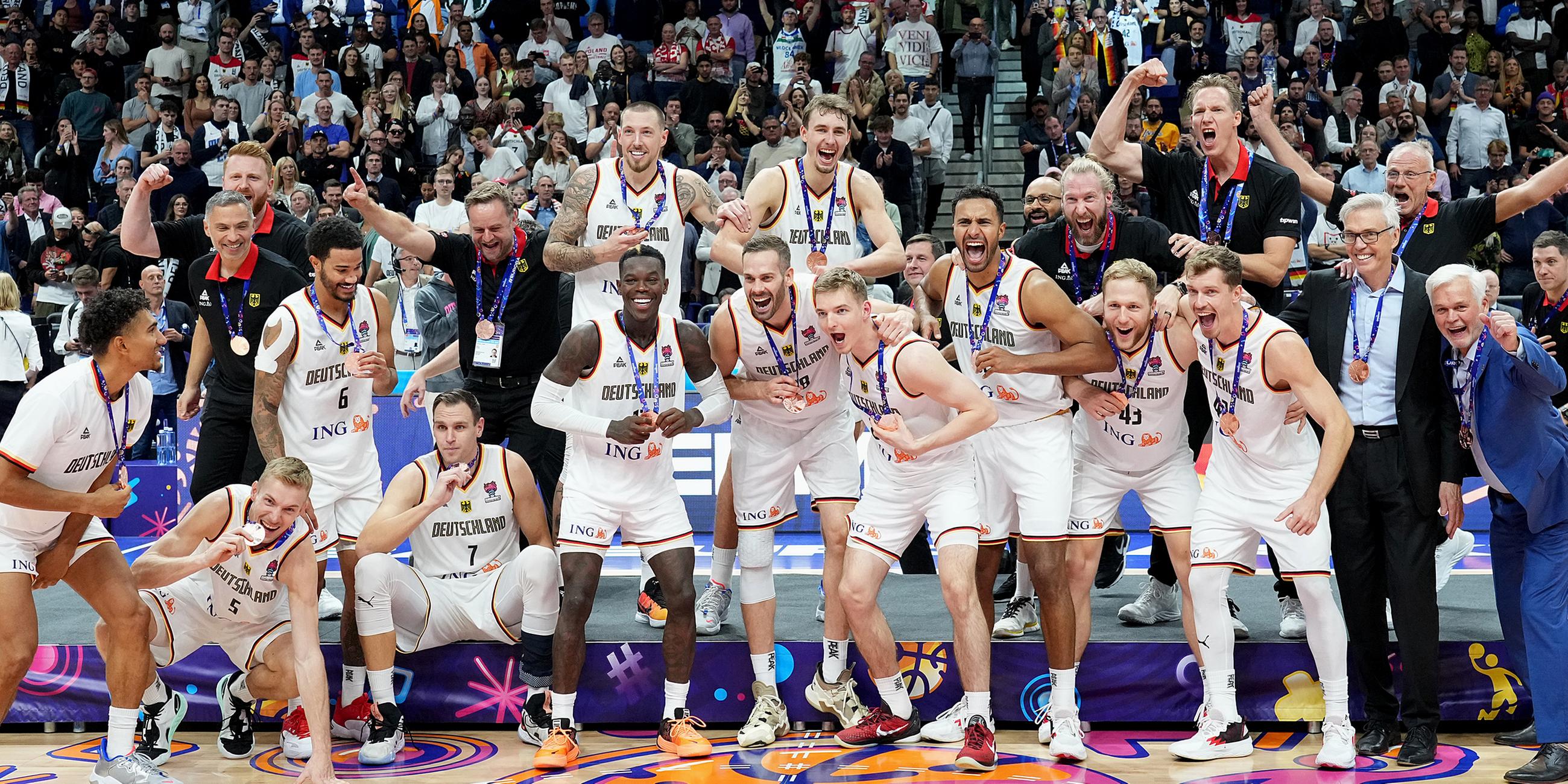 Die deutschen Spieler jubeln über die Bronzemedaille bei der Basketball-EM am 18.09.2022 in Berlin.