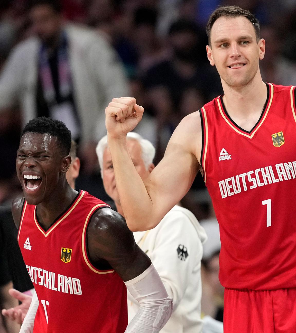 Deutschlands Dennis Schröder, links, und Deutschlands Johannes Voigtmann feiern von der Bank aus.