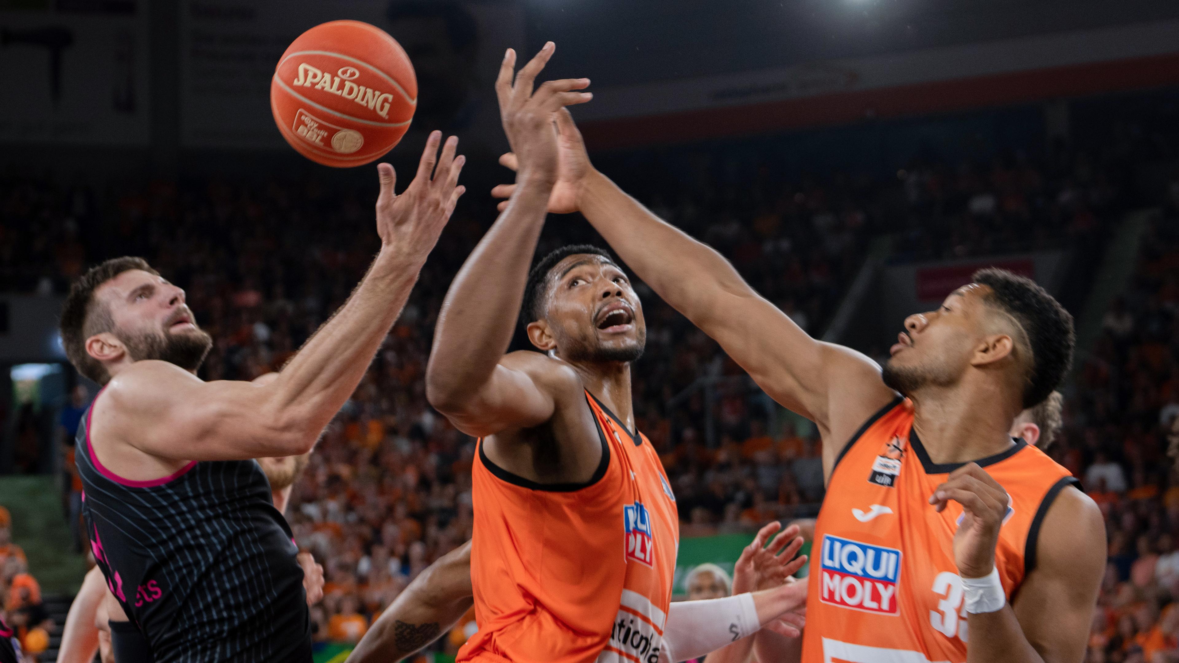 Ulms Bruno Cabolco (M) und Karim Jallow (r) kämpfen mit Bonns Leon Kratzer um den Ball