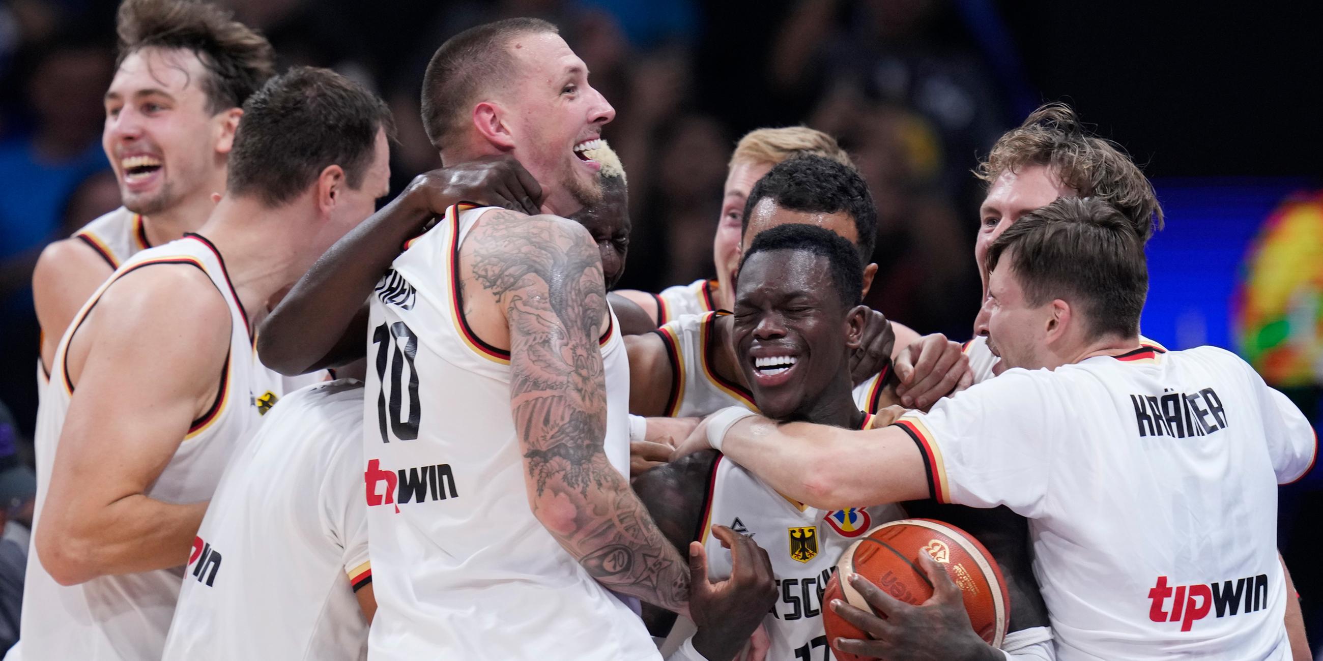 Das deutsche Team jubelt nach dem Sieg der Basketball-WM.