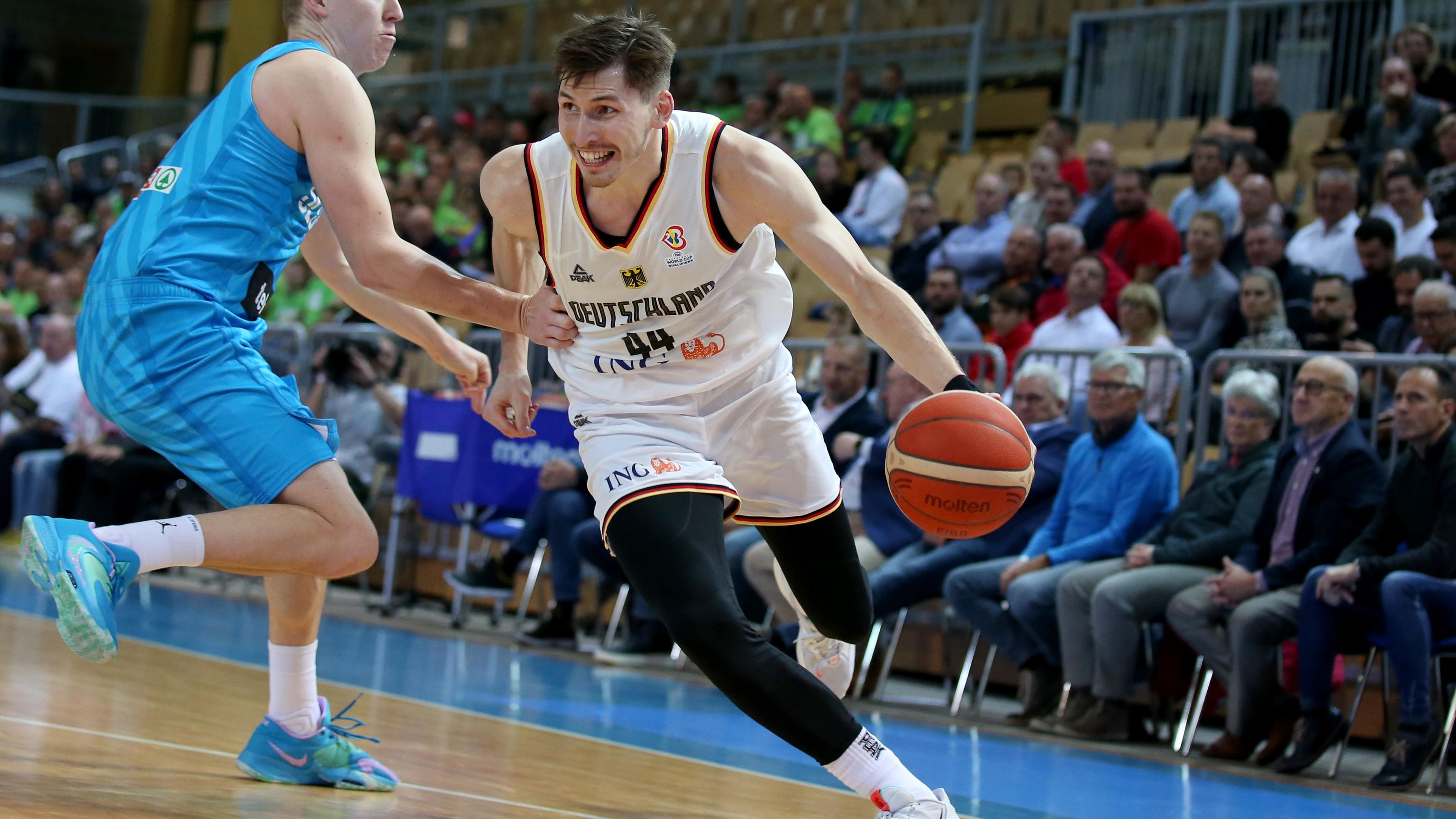 Slowenien, Koper: Basketball: WM-Qualifikation, Slowenien - Deutschland: David Krämer aus Deutschland (r) zieht gegen Miha Lapornik aus Slowenien zum Korb.