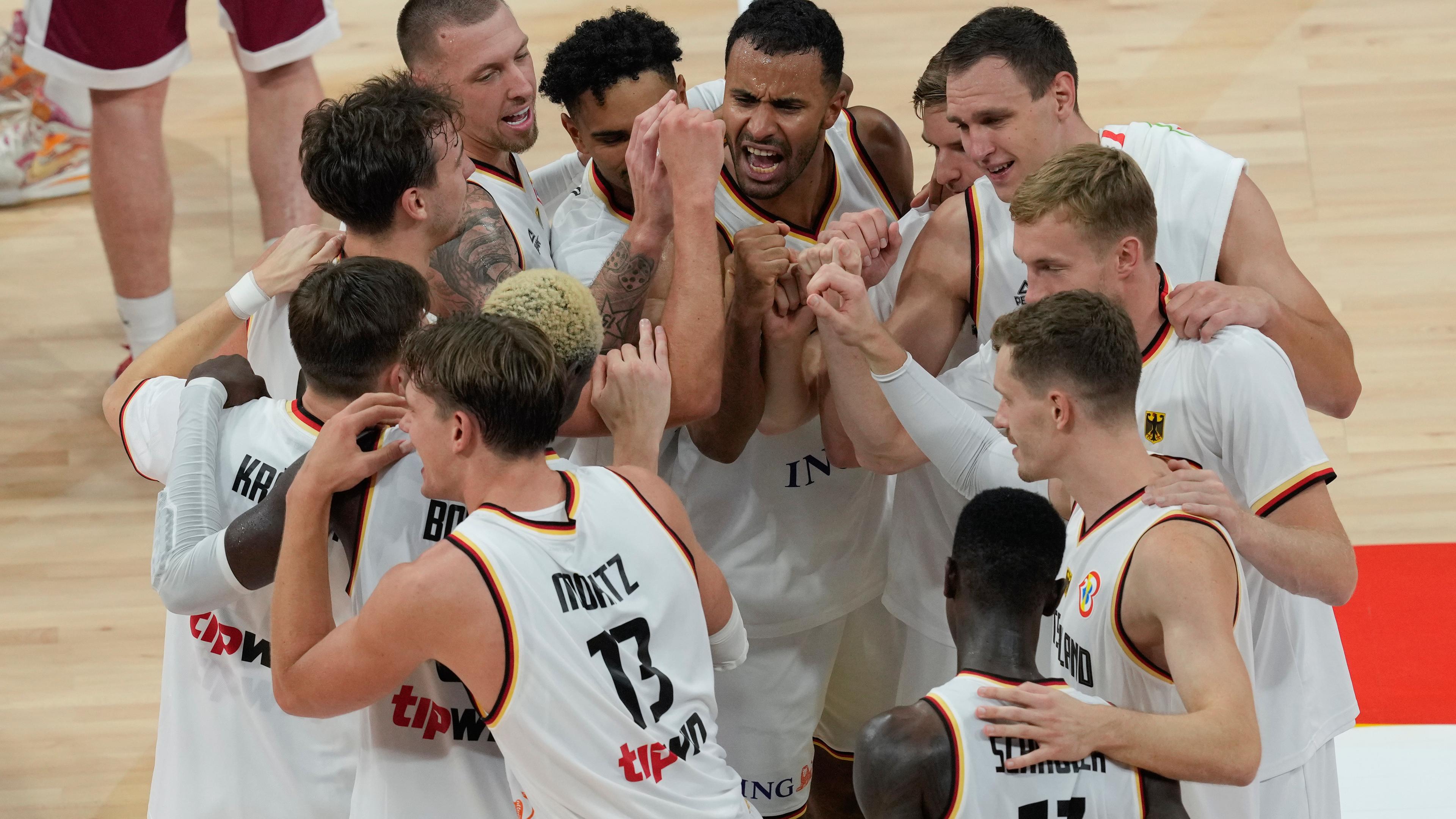 Das deutsche Basketball-Team feiert bei der WM 2023 seinen Sieg im Viertelfinale gegen Lettland