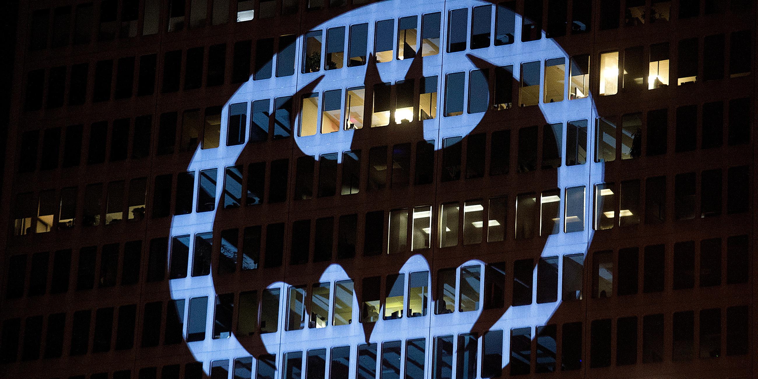 Das Bat-Symbol erleuchtet Hochhausfassade in Montreal, Kanada