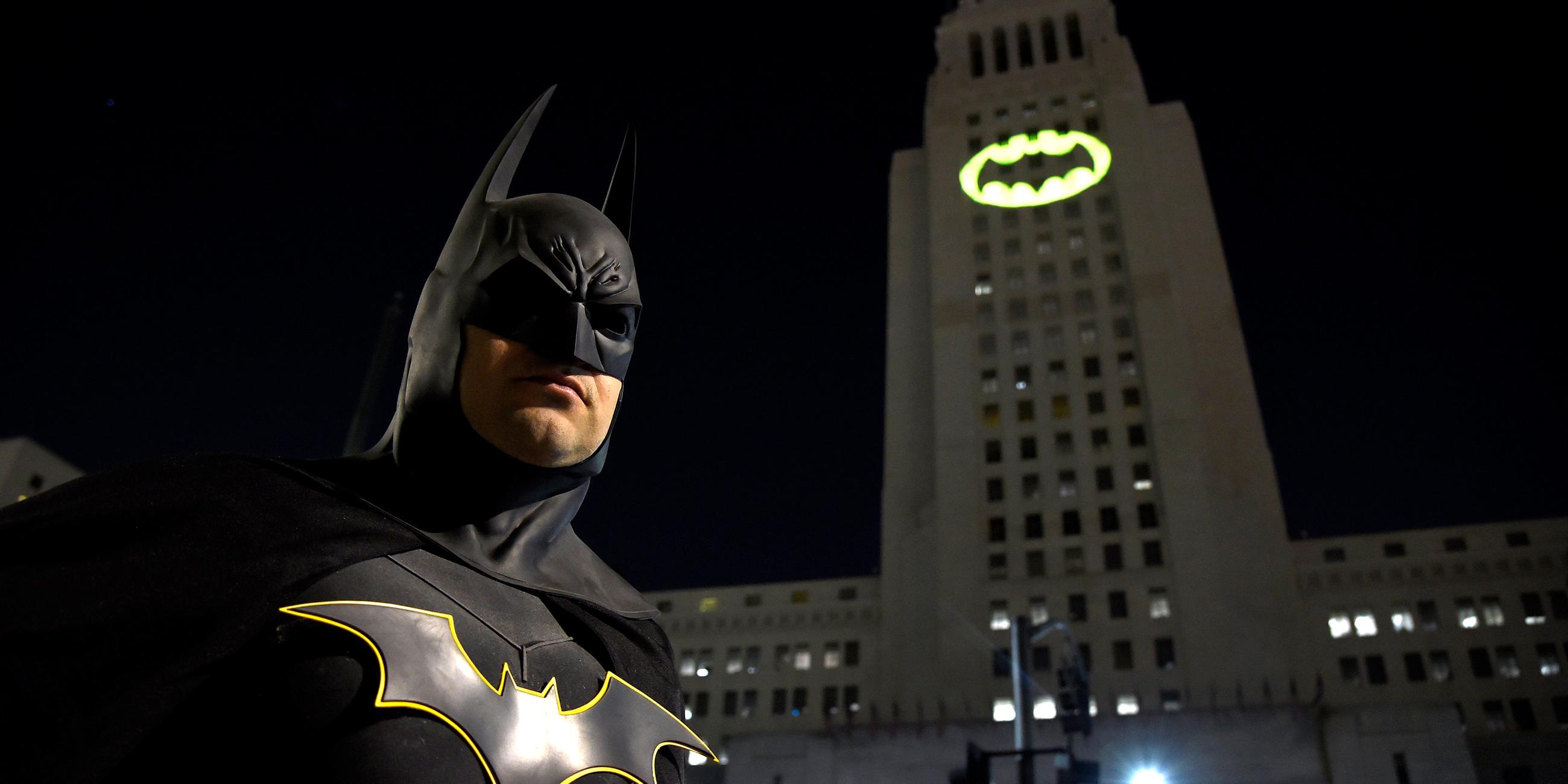 Tony Bradshaw steht in Los Angeles als Batman vor dem Batsignal in Los Angeles