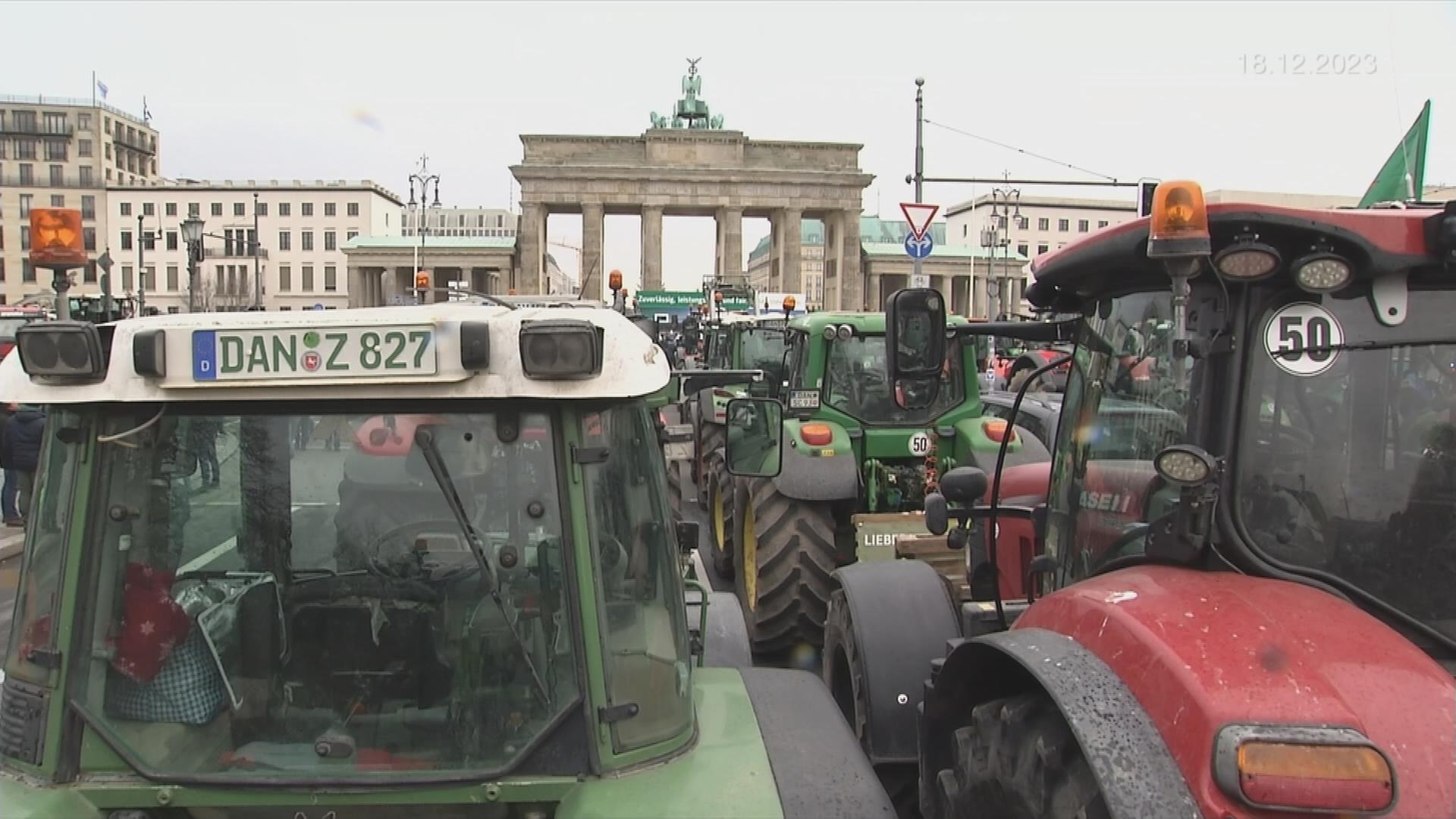 Auf dem Bild sieht man Traktoren vor dem Brandenburger Tor.