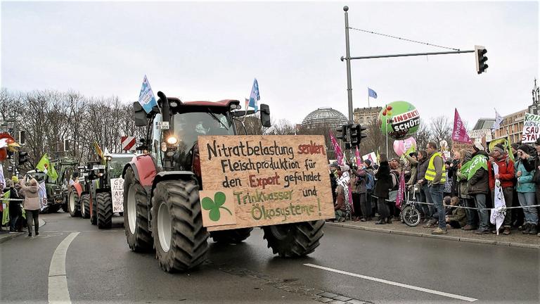 "ZDFzoom: Bauern auf den Barrikaden": Bauern demonstrieren mit ihren Traktoren während der Grünen Woche in Berlin. 
