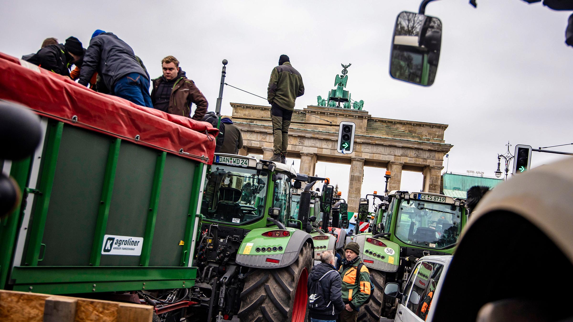 Bauern protestieren am Brandenburger Tor in Berlin