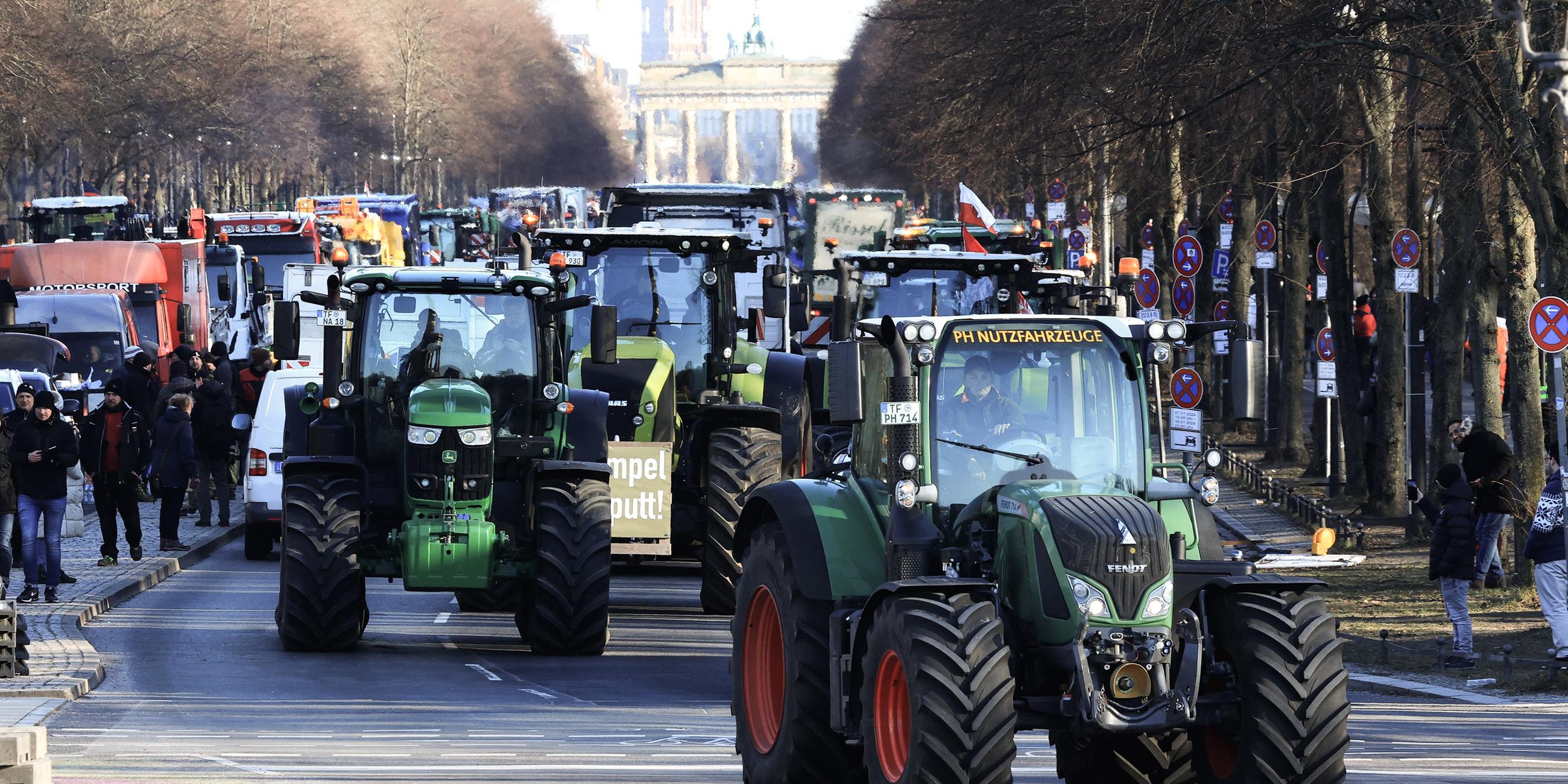 Bauern protestieren mit Traktoren am Brandenburger Tor in Berlin