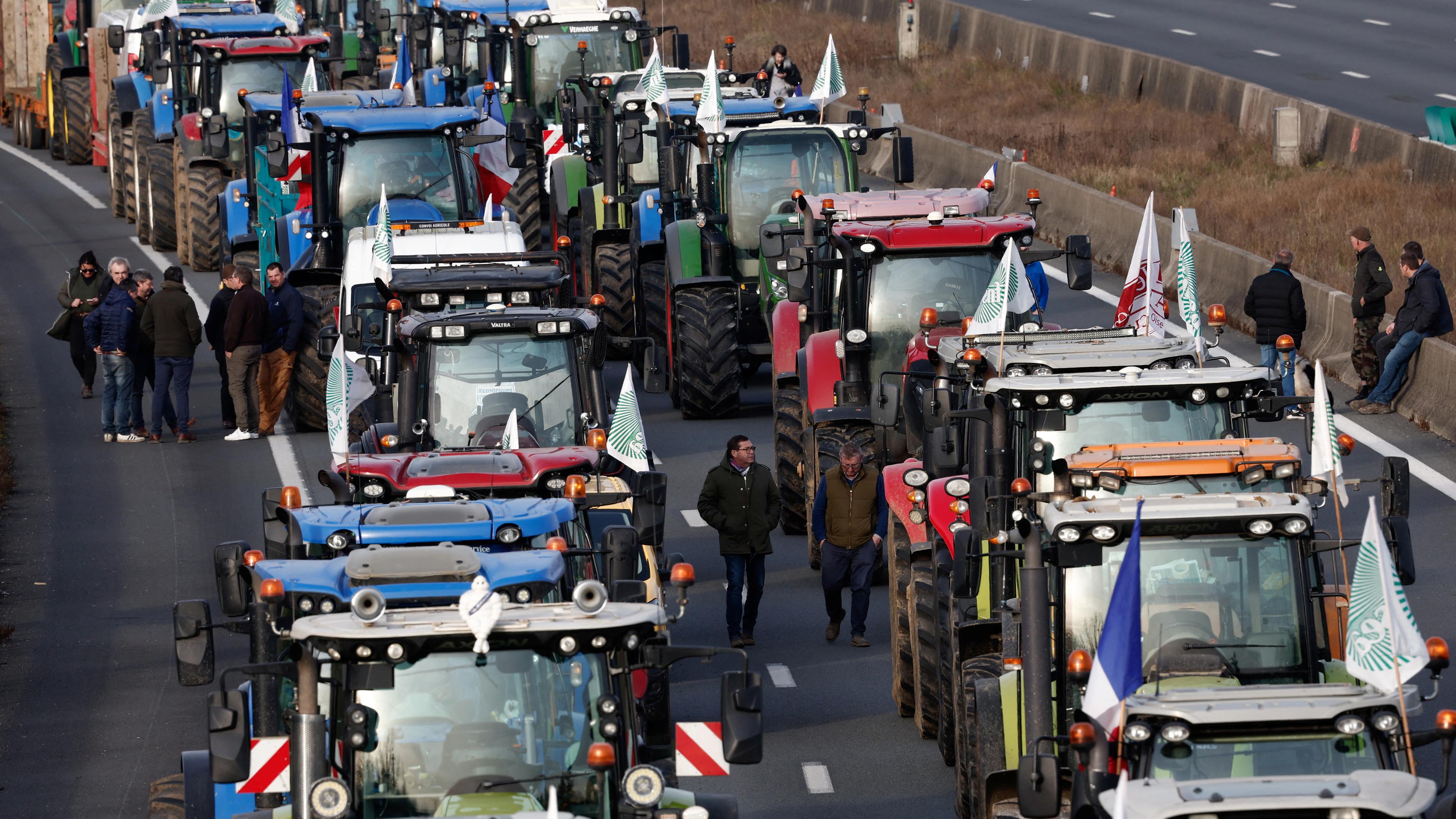 Traktoren und andere Fahrzeuge stauen sich auf der Autobahn A1 während einer Demonstration gegen Preisdruck, Steuern und Umweltauflagen in der Nähe von Paris am 29.01.2024.