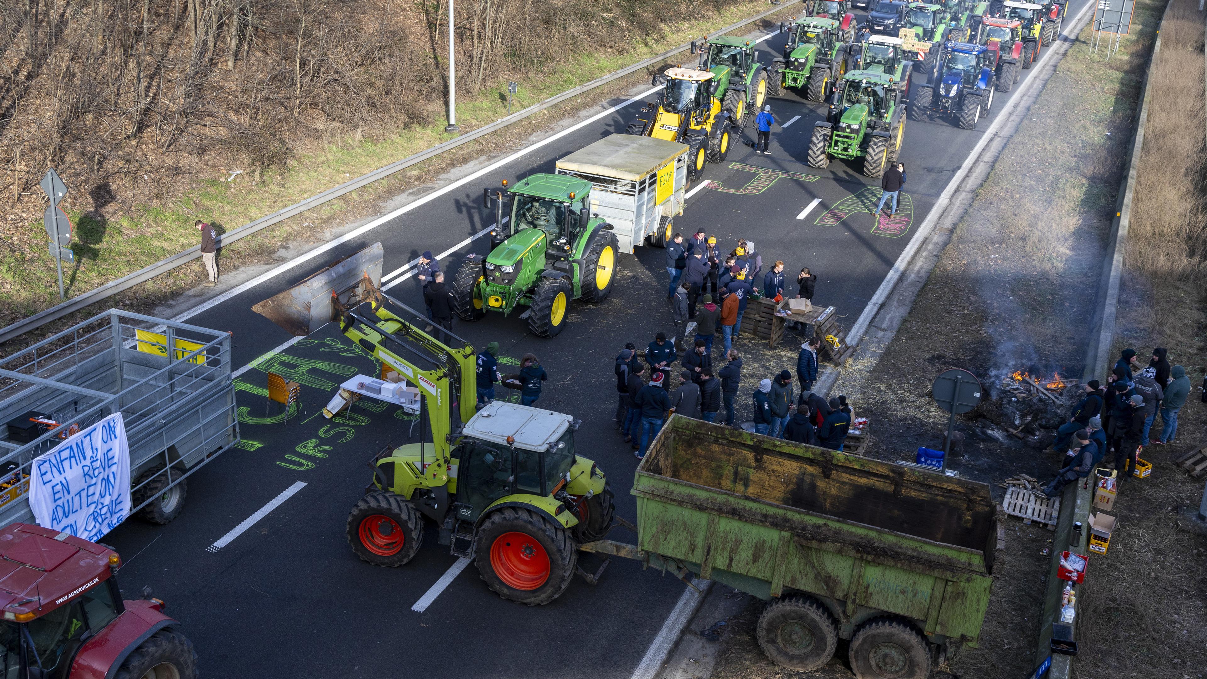 Belgien, Hal: Landwirte blockieren im Rahmen einer vom Verband junger wallonischer Landwirte (FJA) organisierten Protestaktion die Autobahnen E40 und E411. Archivbild