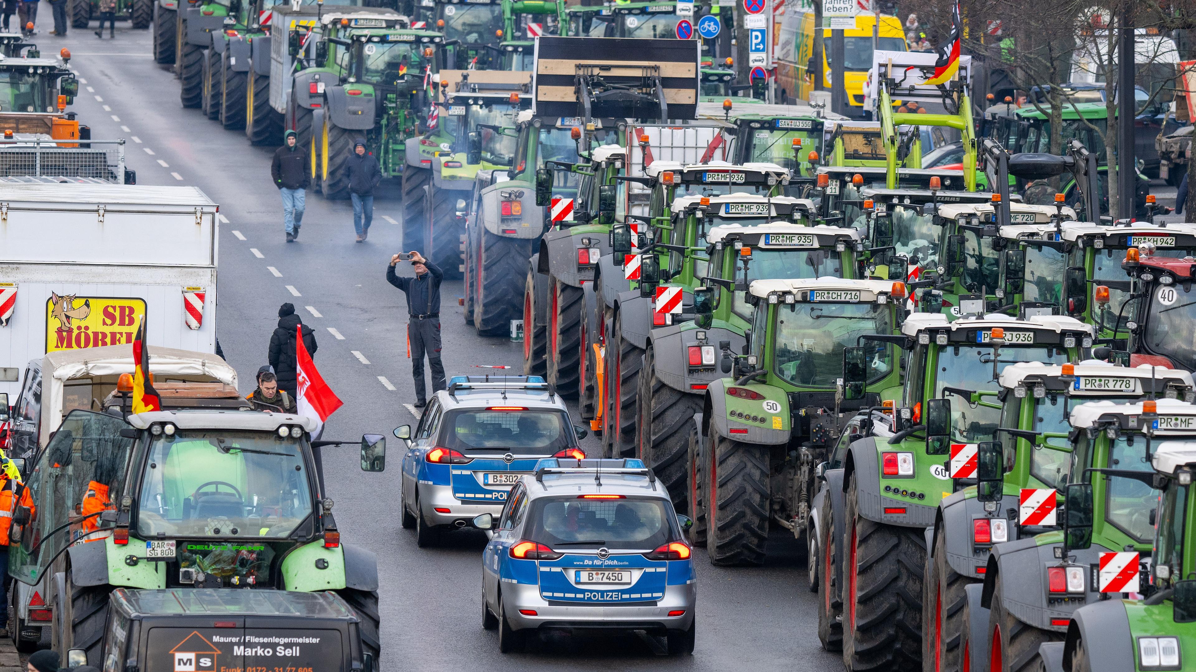 Zahlreiche Traktoren, Lastwagen und Autos stehen auf der Straße des 17. Juni in Berlin, aufgenommen am 15.01.2024