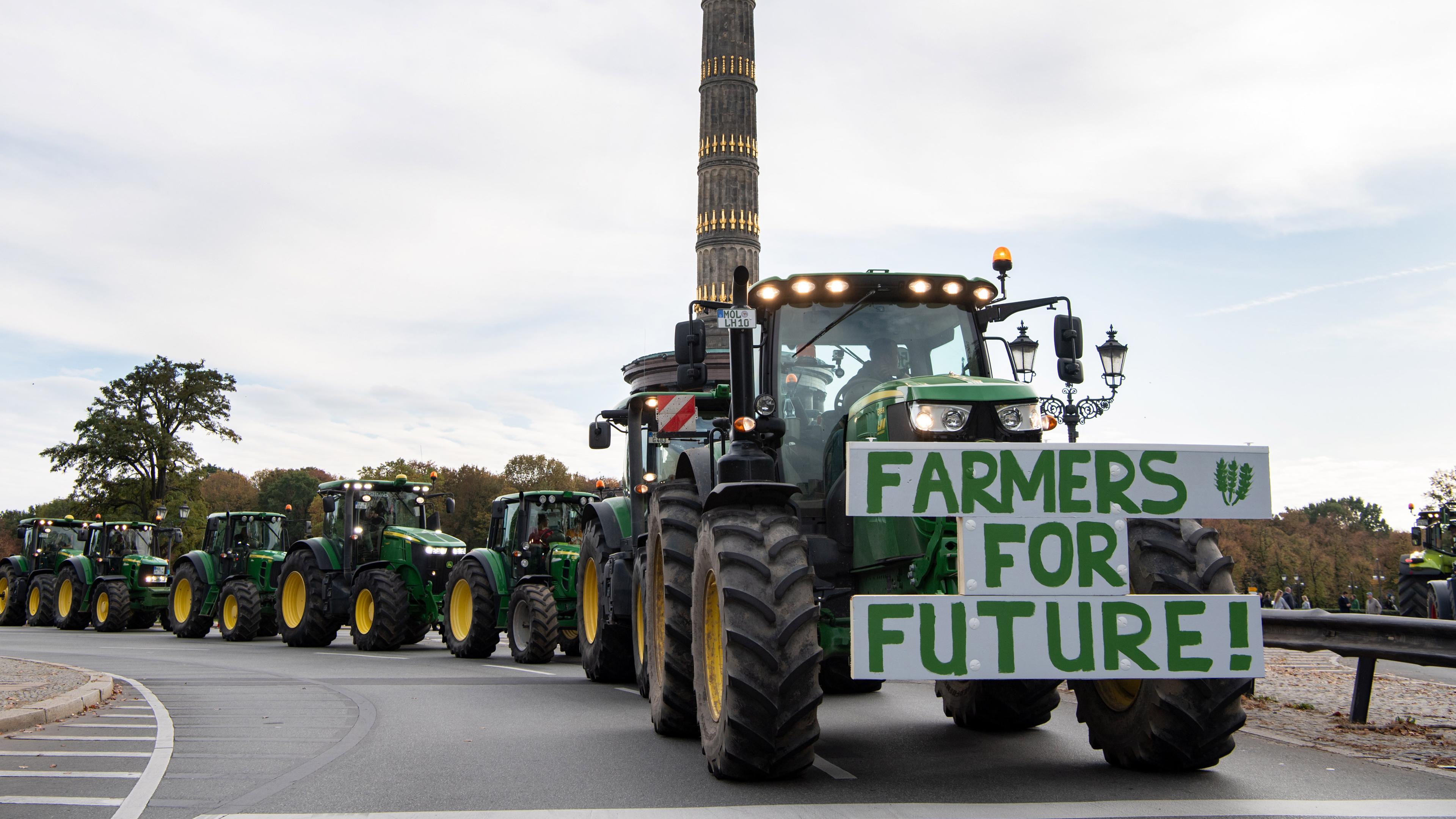Berlin: Brandenburger Bauern fahren bei einer Protestaktion mit ihren Treckern um die Siegessäule. Archivbild