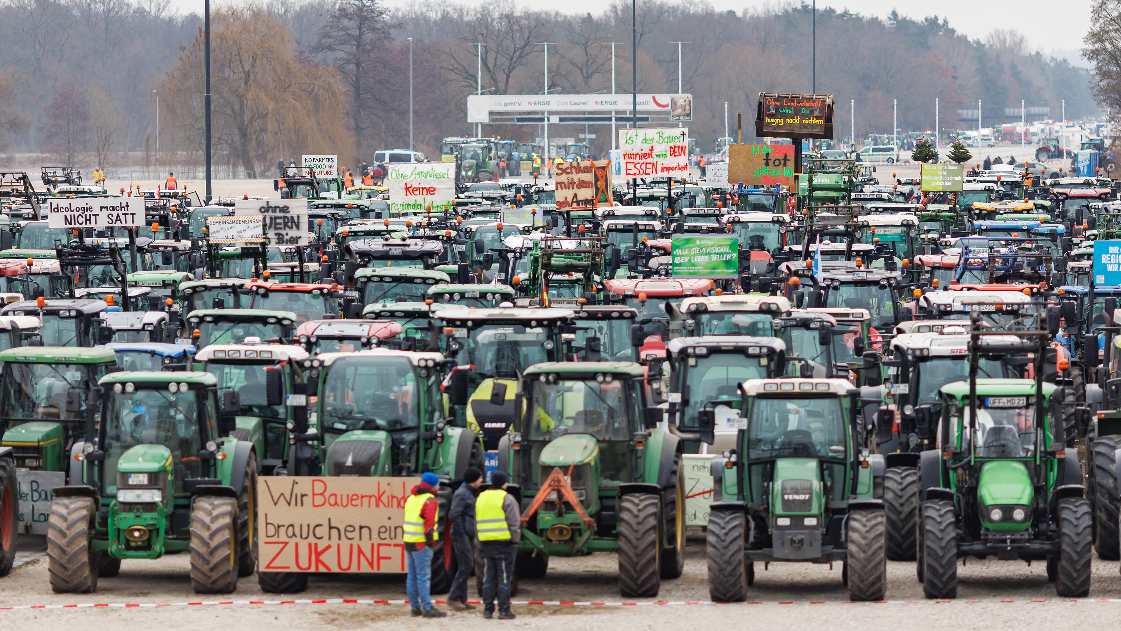 Zahlreiche Traktoren stehen während einer Kundgebung des Bauernverbandes gegen die Sparpläne der Bundesregierung auf dem Volksfestplatz, aufgenommen am 15.01.2024