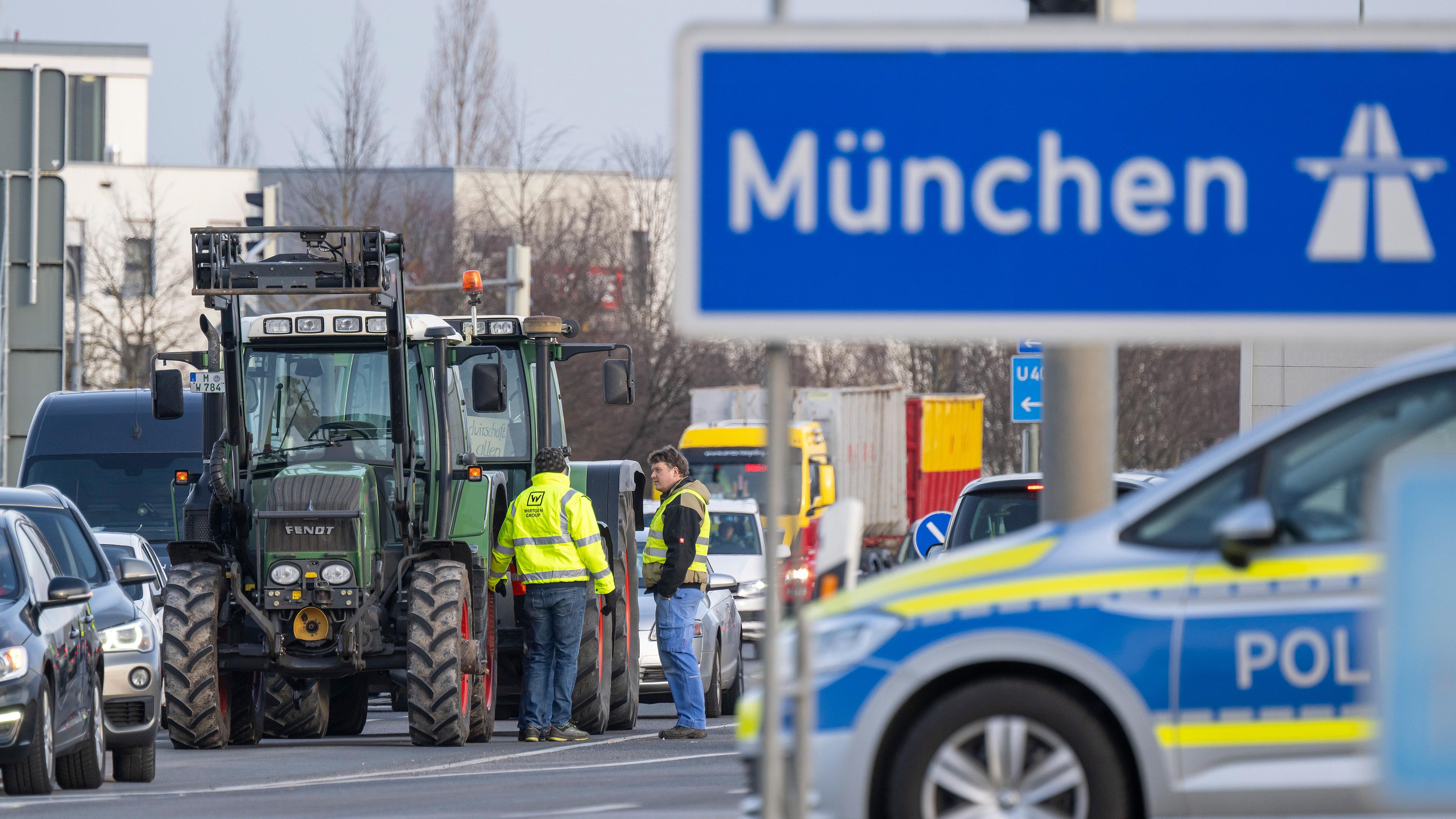 Landwirte nehmen mit ihren Traktoren an einer Protestaktionen des Bayerischen Bauernverbands teil, bei der sie mit ihren Maschinen Autobahnauffahrten blockieren, aufgenommen am 31.01.2024