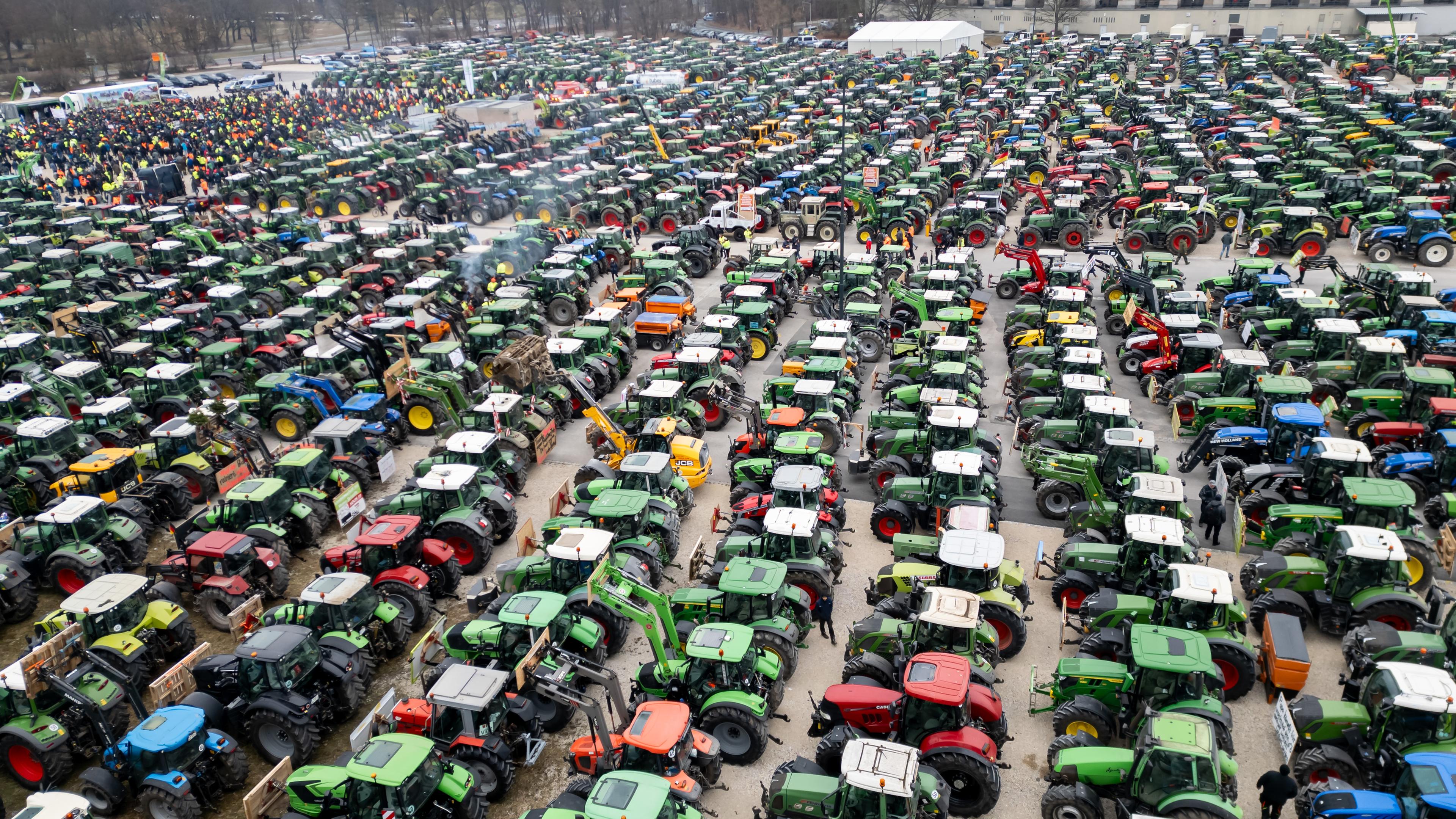 Zahlreiche Traktoren stehen bei einer Kundgebung des Bauernverbandes gegen die Sparpläne der Bundesregierung auf dem Volksfestplatz am 12.01.2024.