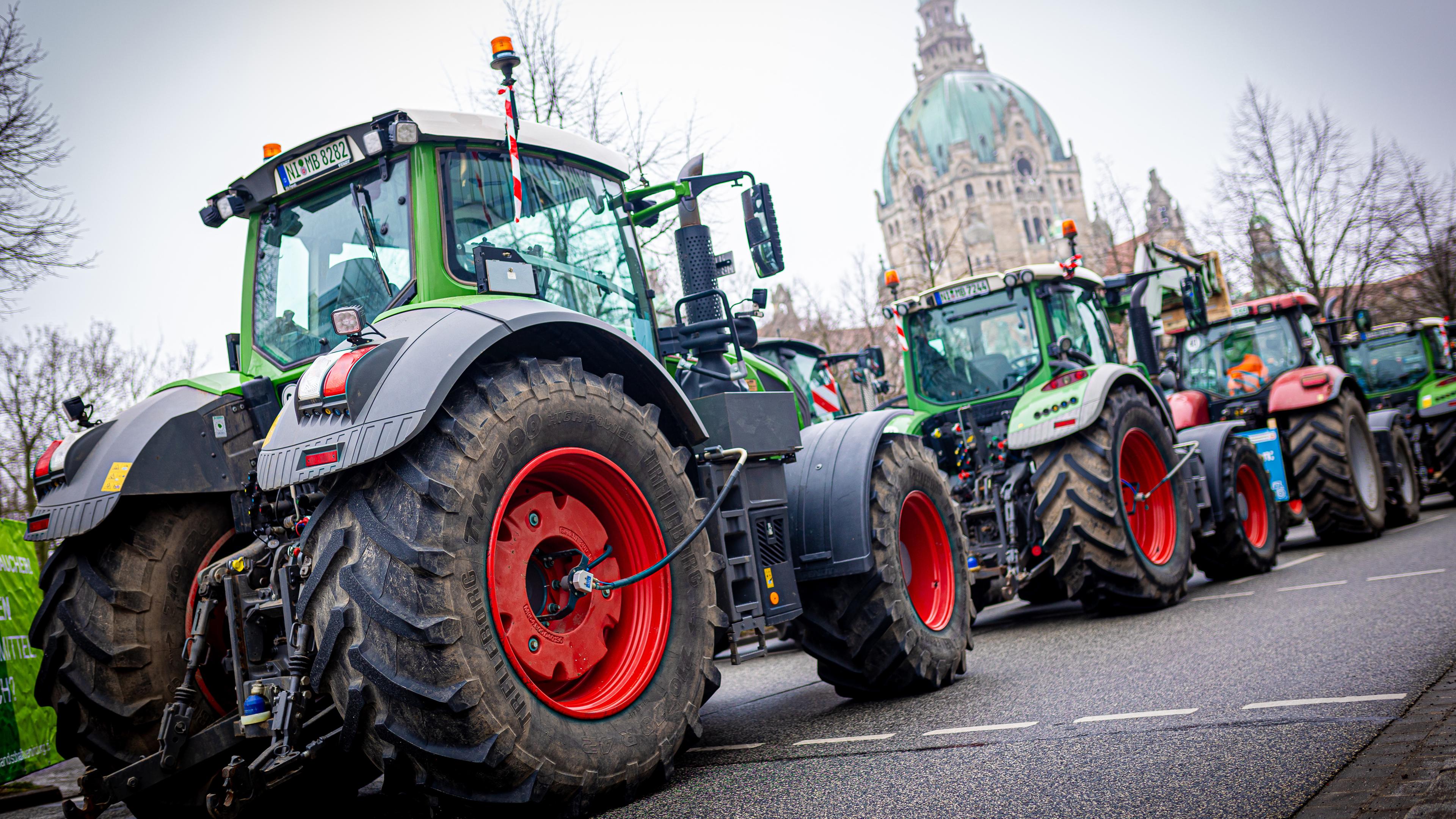 Im Rahmen der Bauernproteste parken Traktoren  auf dem Friedrichswall vor dem Neuen Rathaus.
