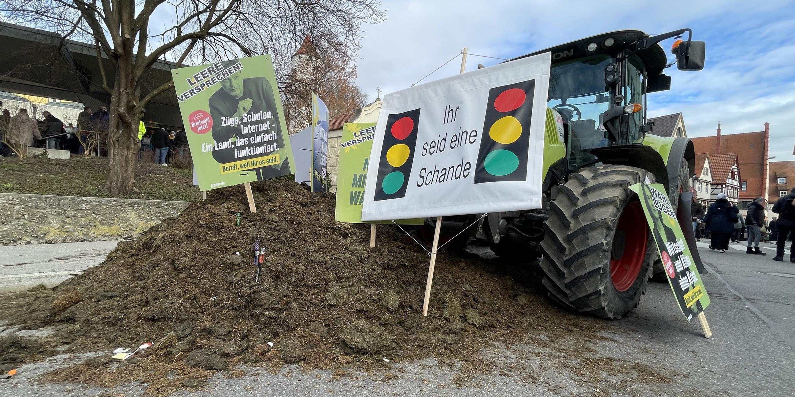 Landwirte protestieren im Vorfeld des politischen Aschermittwochs der Grünen vor der Stadthalle in Biberach.
