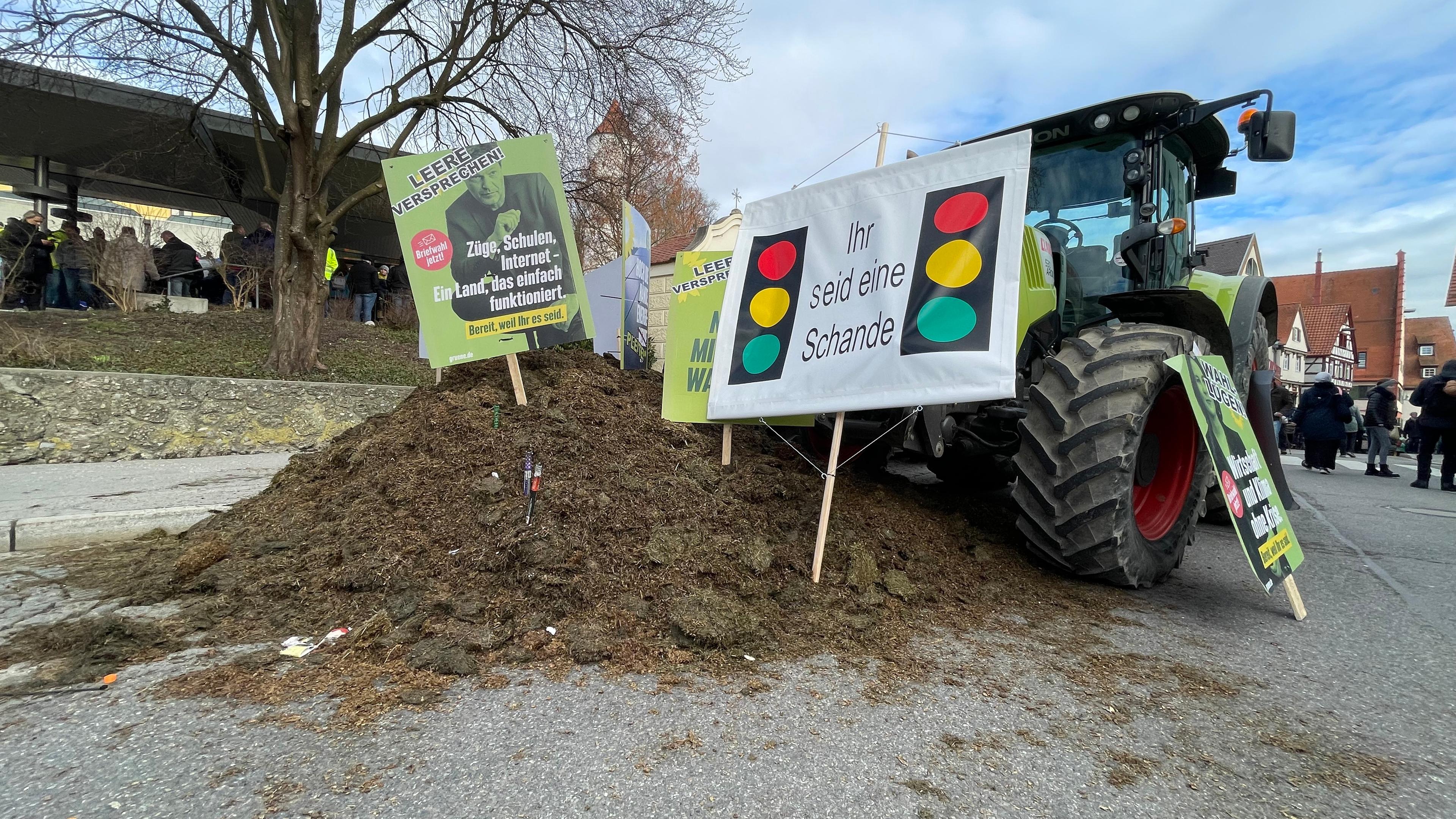 Landwirte protestieren im Vorfeld des politischen Aschermittwochs der Grünen vor der Stadthalle in Biberach. 