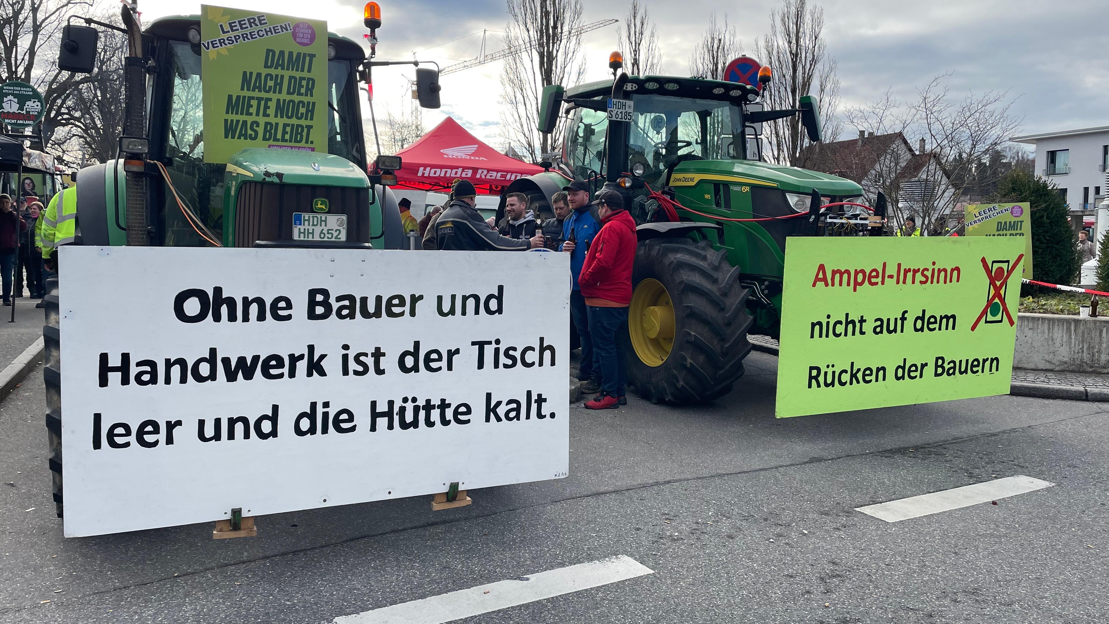 Landwirte protestieren im Vorfeld des politischen Aschermittwochs der Grünen vor der Stadthalle in Biberach