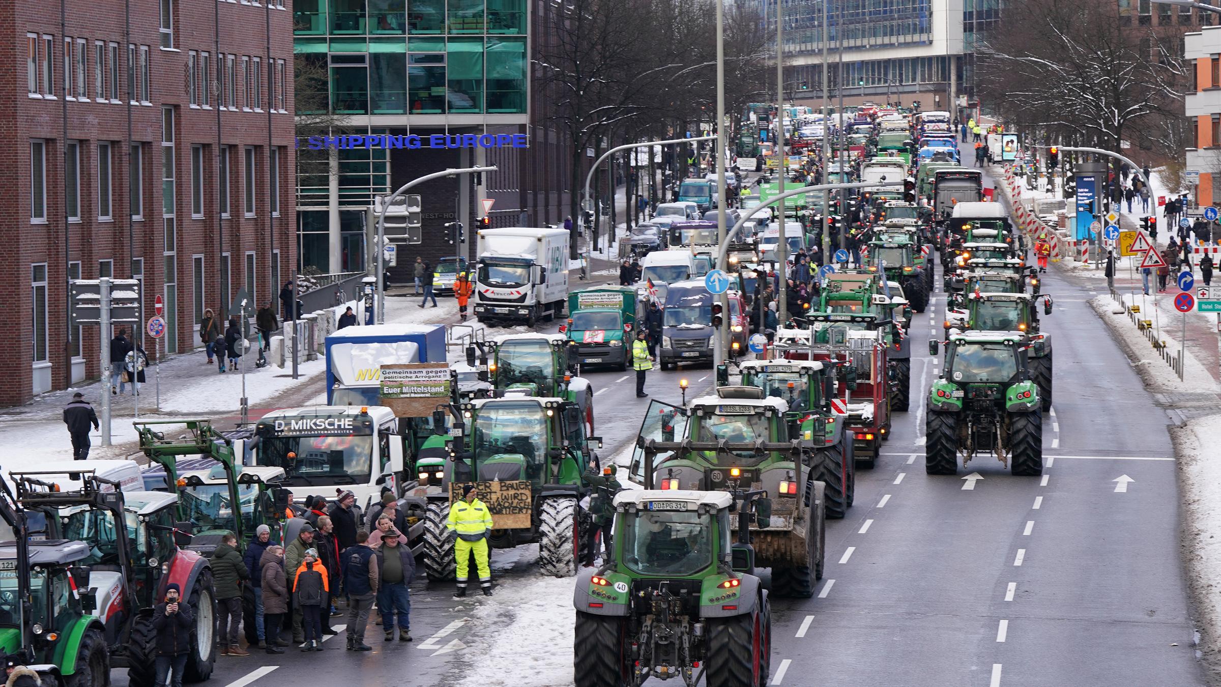 Bauern stehen mit ihren Traktoren in der Hamburger Innenstadt