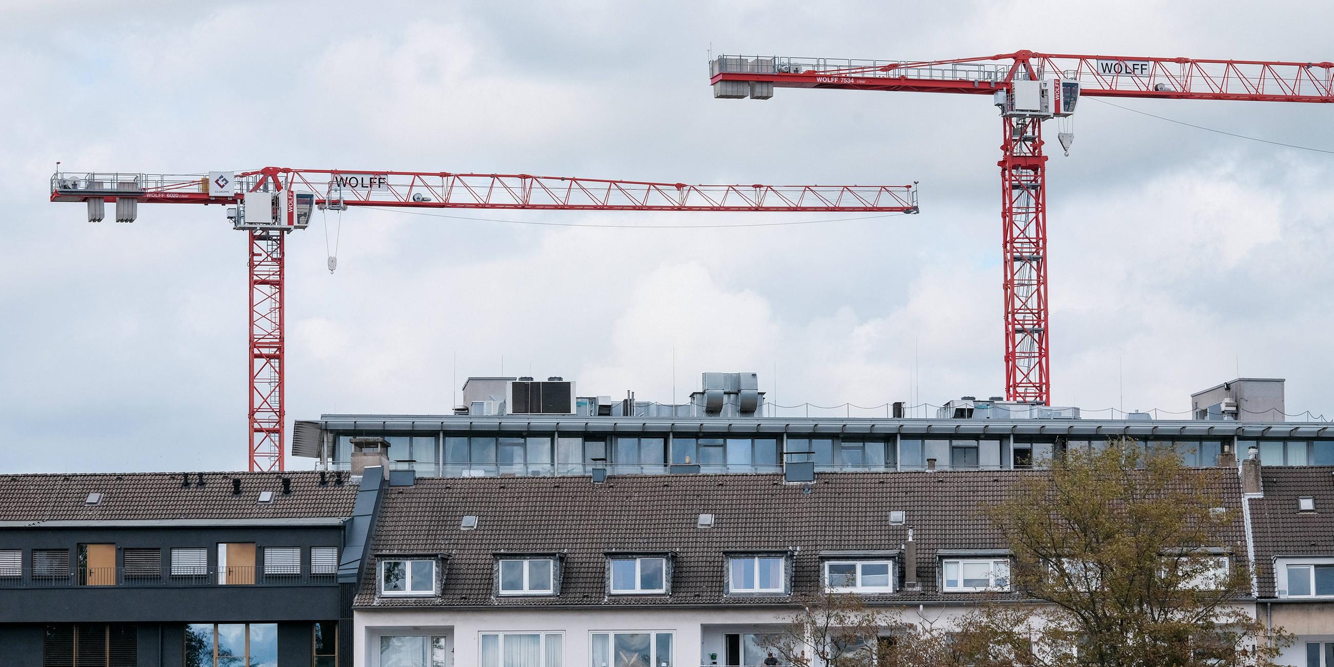 Baukräne an einer Baustelle in Düsseldorf