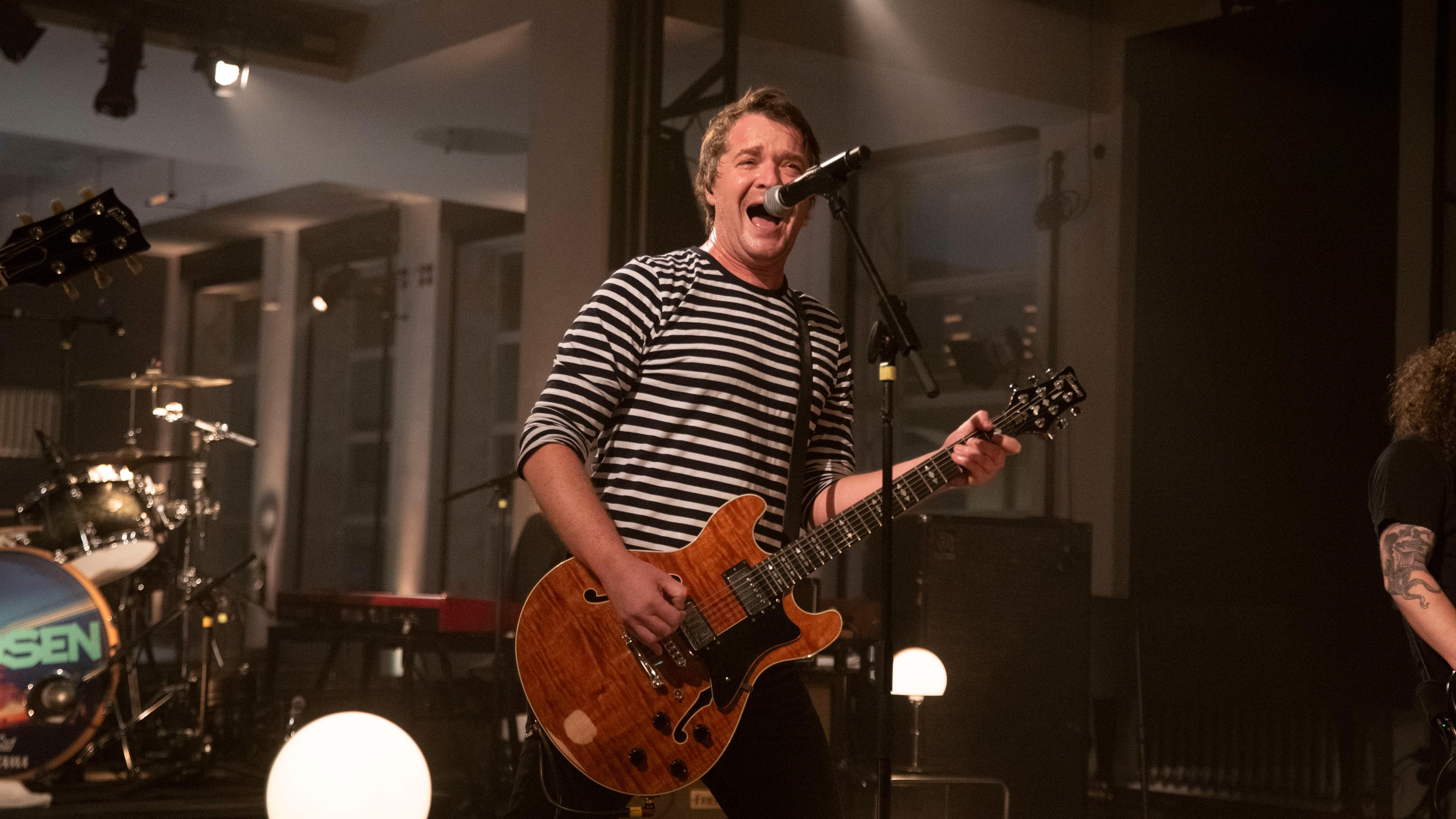 Der Sänger von Madsen auf der Bühne.