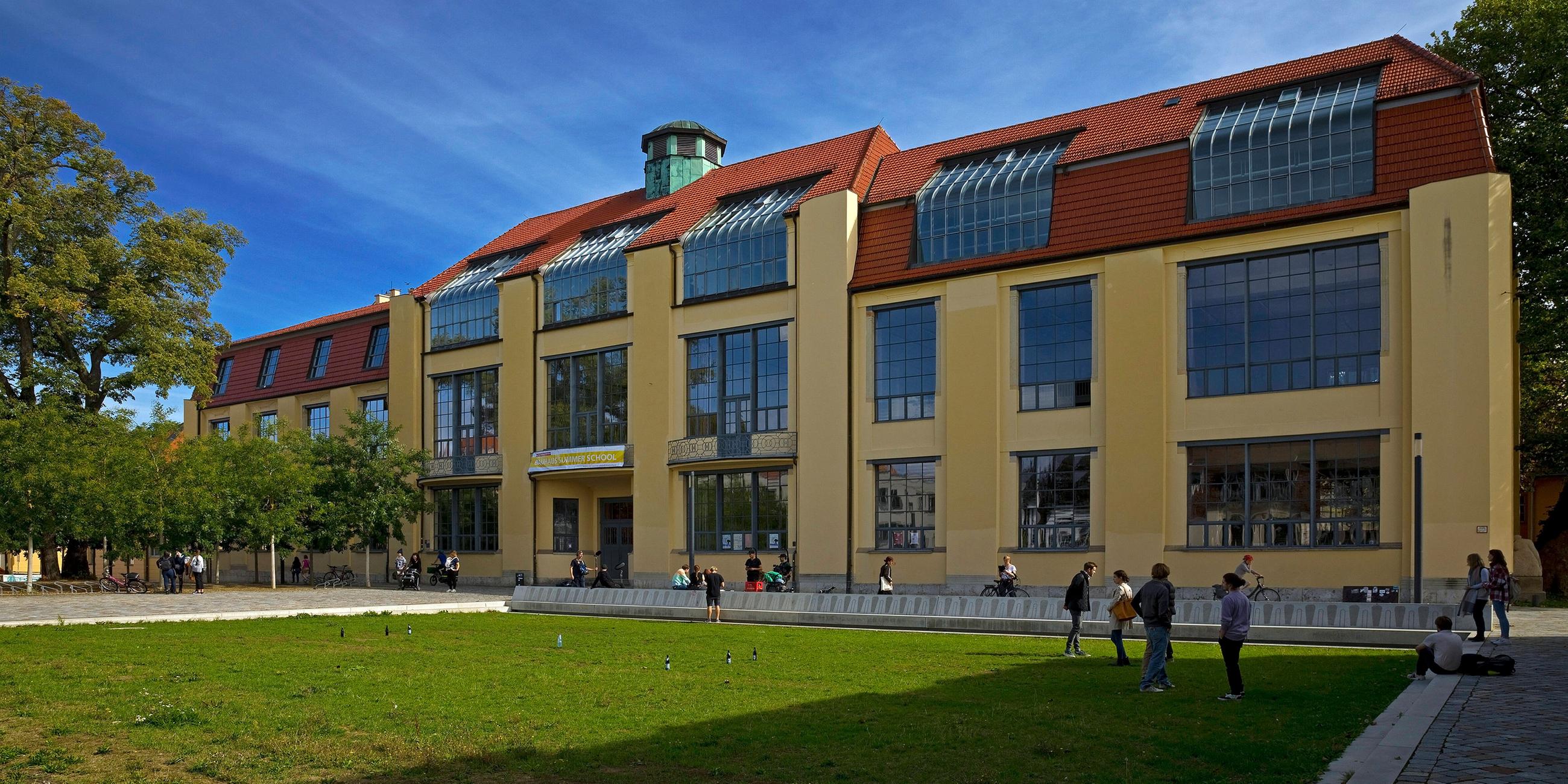Hauptgebaeude der heutigen Bauhaus-Universitaet Weimar