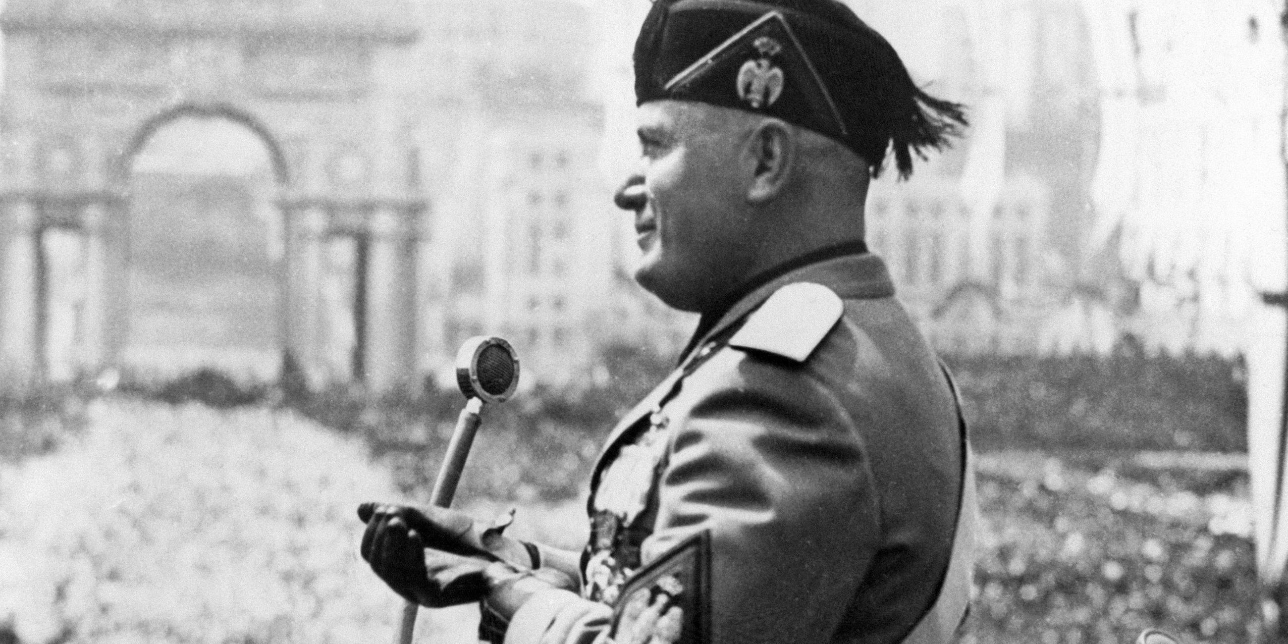 "Bauplan des Bösen: Benito Mussolini": Benito Mussolini hält eine Rede vor einem großen Publikum.