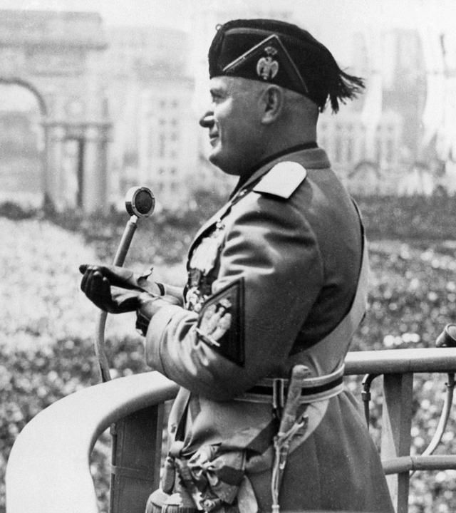 "Bauplan des Bösen: Benito Mussolini": Benito Mussolini hält eine Rede vor einem großen Publikum.