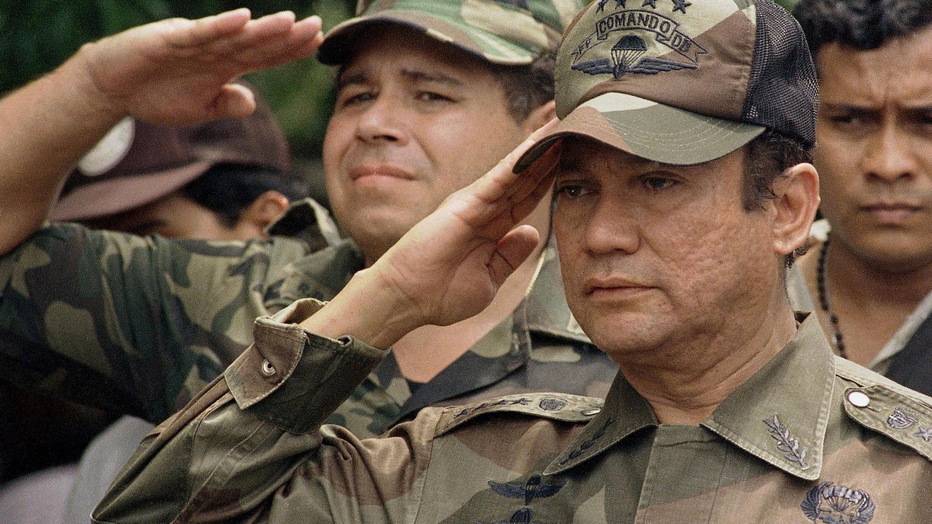 "Bauplan des Bösen: Manuel Noriega": Ein Mann trägt eine khakifarbene Uniform. Er salutiert. Hinter ihm stehen weitere uniformierte Männer, die ebenfalls salutieren.