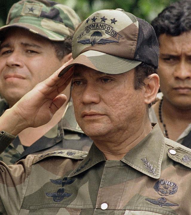 "Bauplan des Bösen: Manuel Noriega": Ein Mann trägt eine khakifarbene Uniform. Er salutiert. Hinter ihm stehen weitere uniformierte Männer, die ebenfalls salutieren.