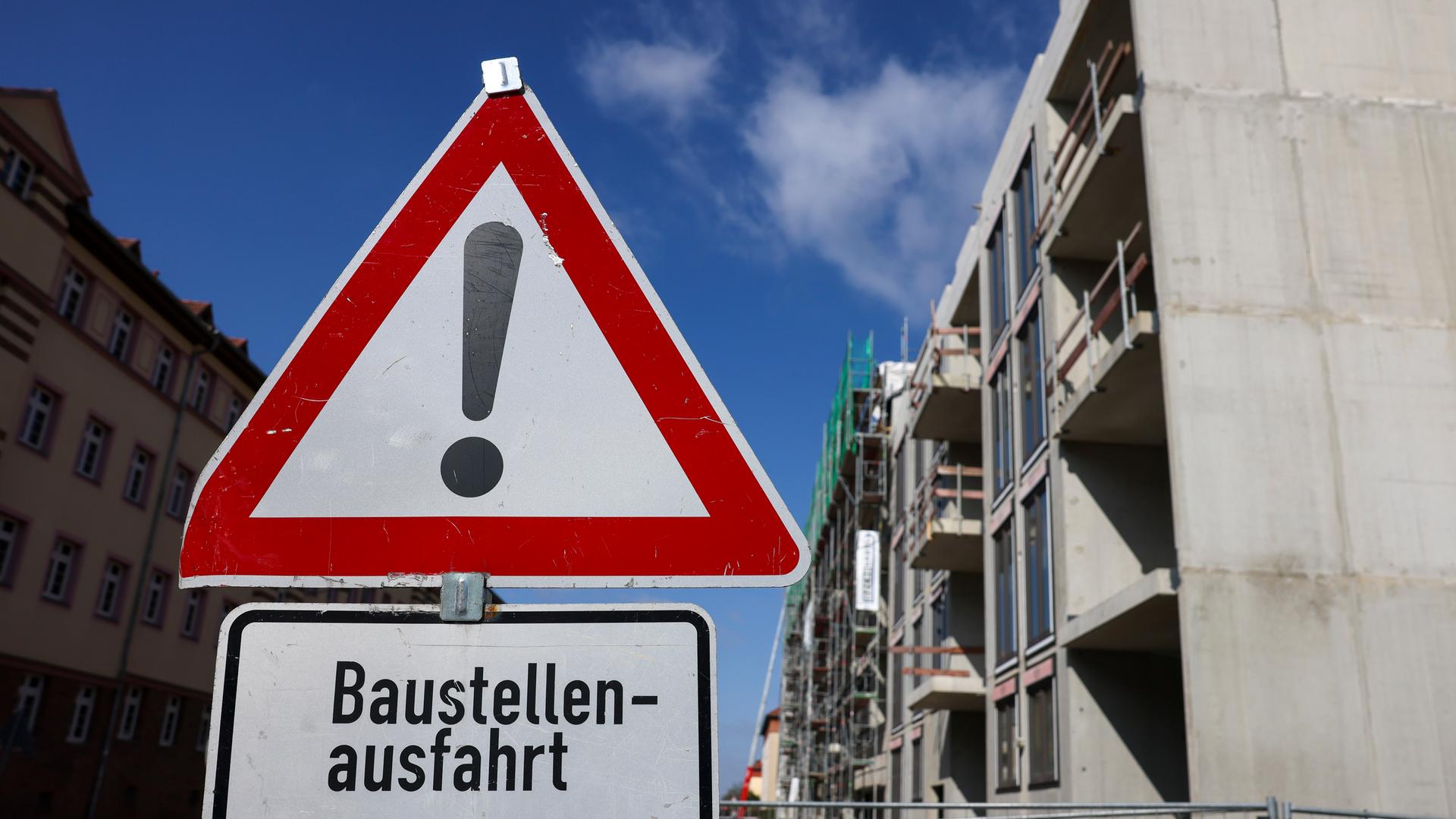 Ein Schild warnt vor der Ausfahrt einer Baustelle für Wohnhäuser. Die neue deutsche Regierung plant, bereits in den ersten 100 Tagen ihrer Amtszeit einen Gesetzesentwurf für einen "Wohnungsbau-Turbo" vorzulegen.