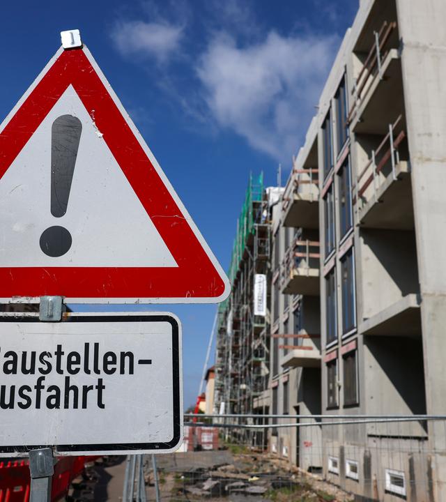 Ein Schild warnt vor der Ausfahrt einer Baustelle für Wohnhäuser. Die neue deutsche Regierung plant, bereits in den ersten 100 Tagen ihrer Amtszeit einen Gesetzesentwurf für einen "Wohnungsbau-Turbo" vorzulegen.
